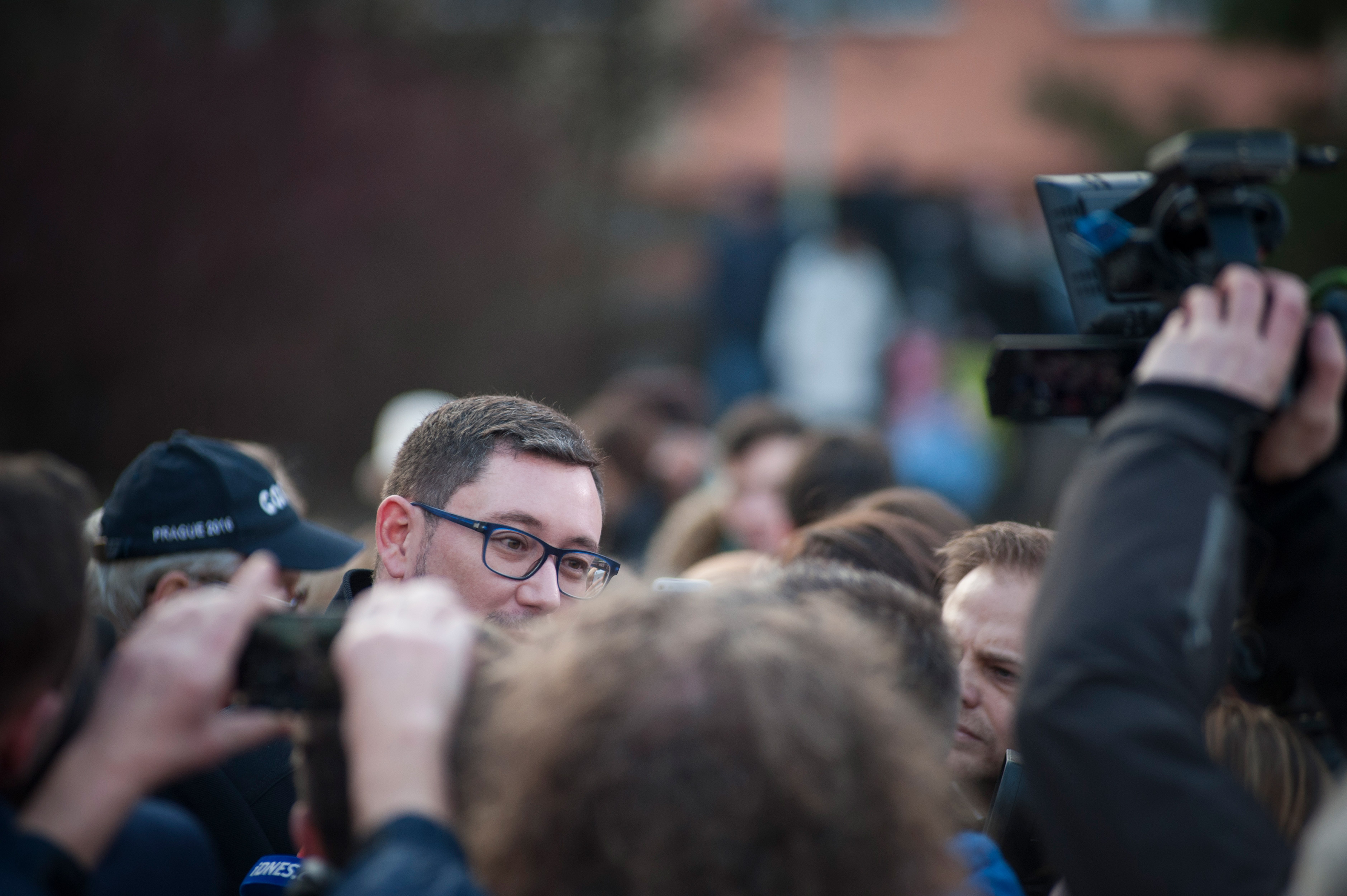 Jiří Ovčáček s novináři, kteří nebyli vpuštění do volební místnosti