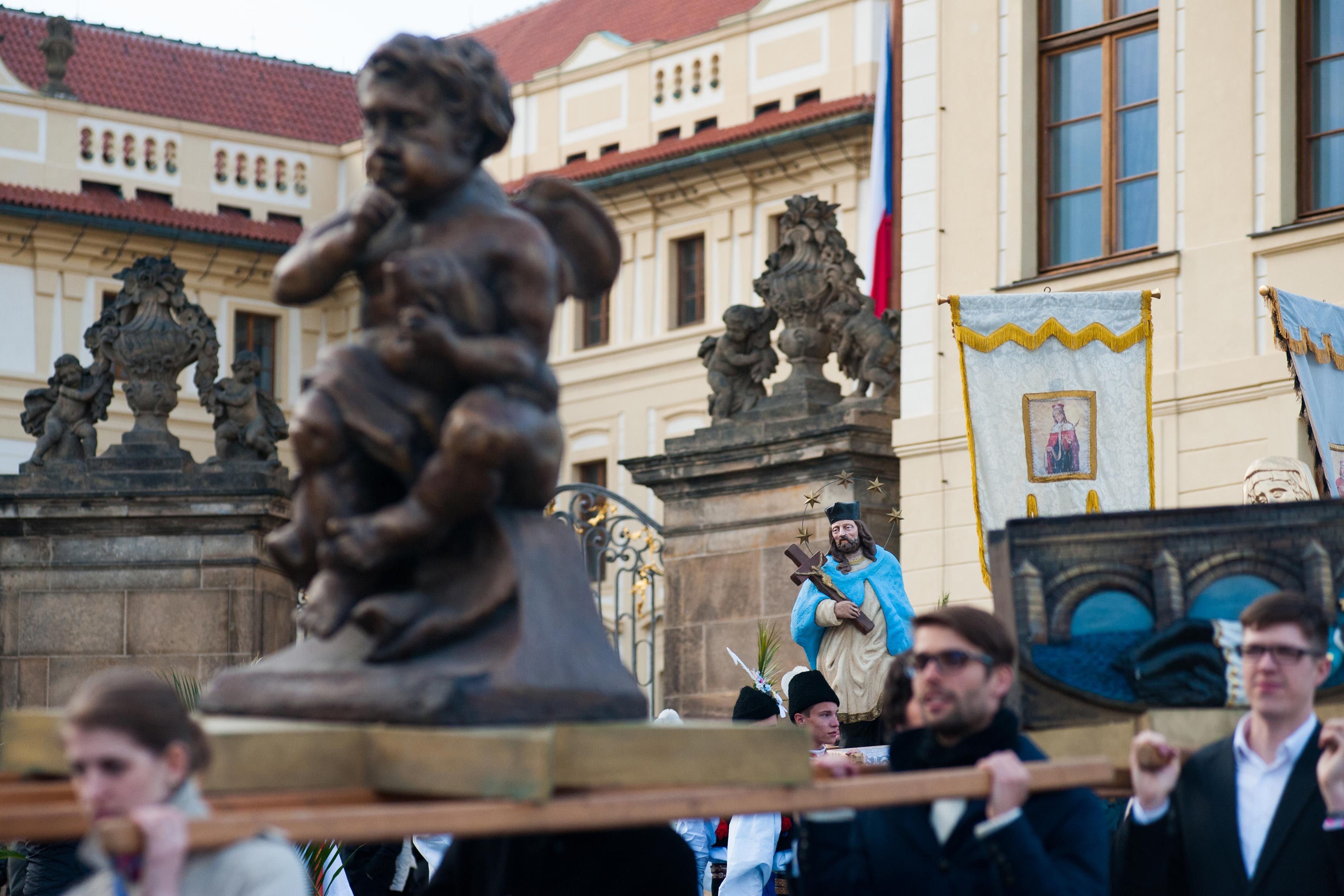 Procesí z Pražského hradu na Karlův most