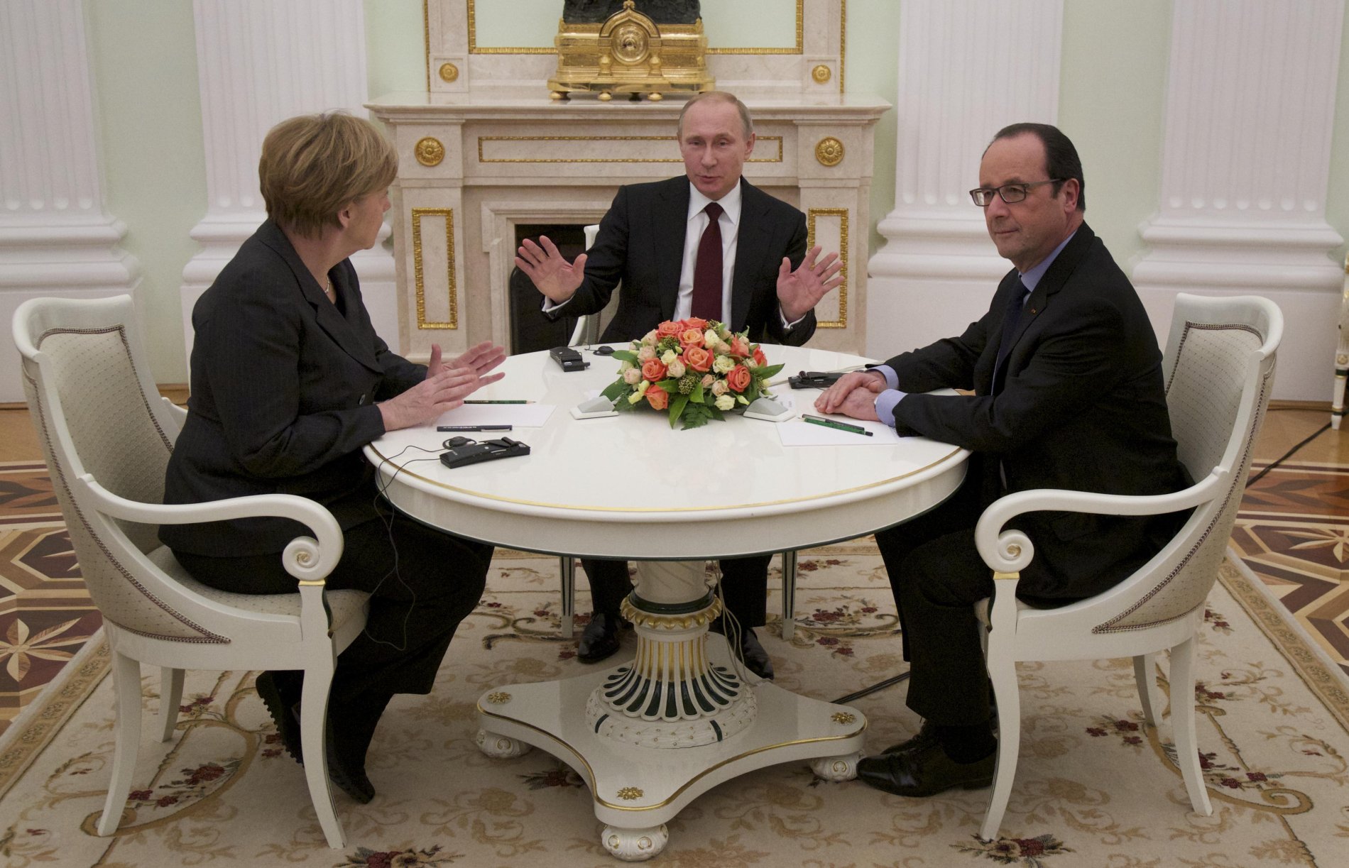 Angela Merkelová, Francois Hollande a Vladimir Putin u kulatého stolu.