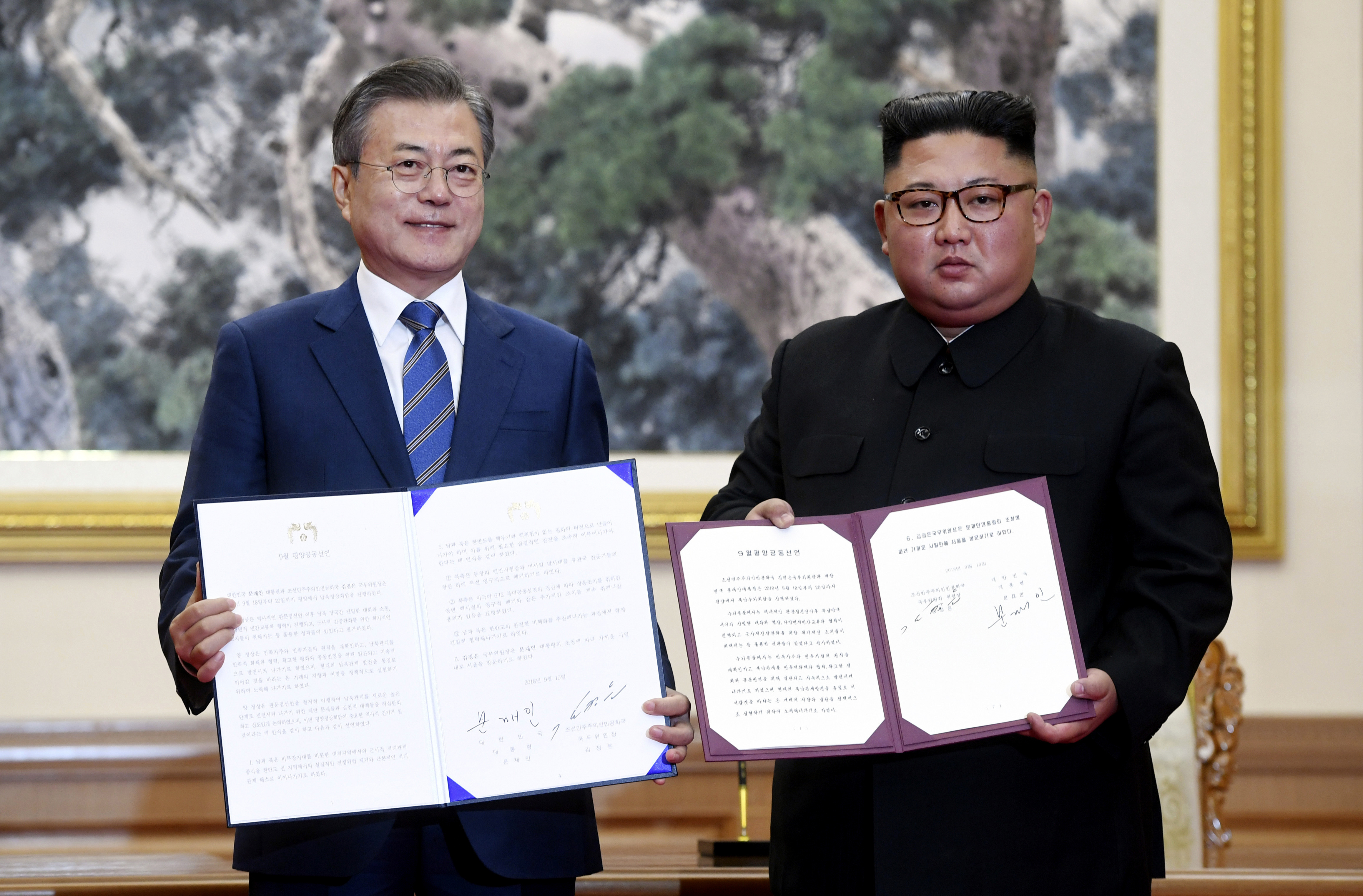 Severokorejský vůdce Kim Čong-un a jihokorejský prezident Mun Če-in