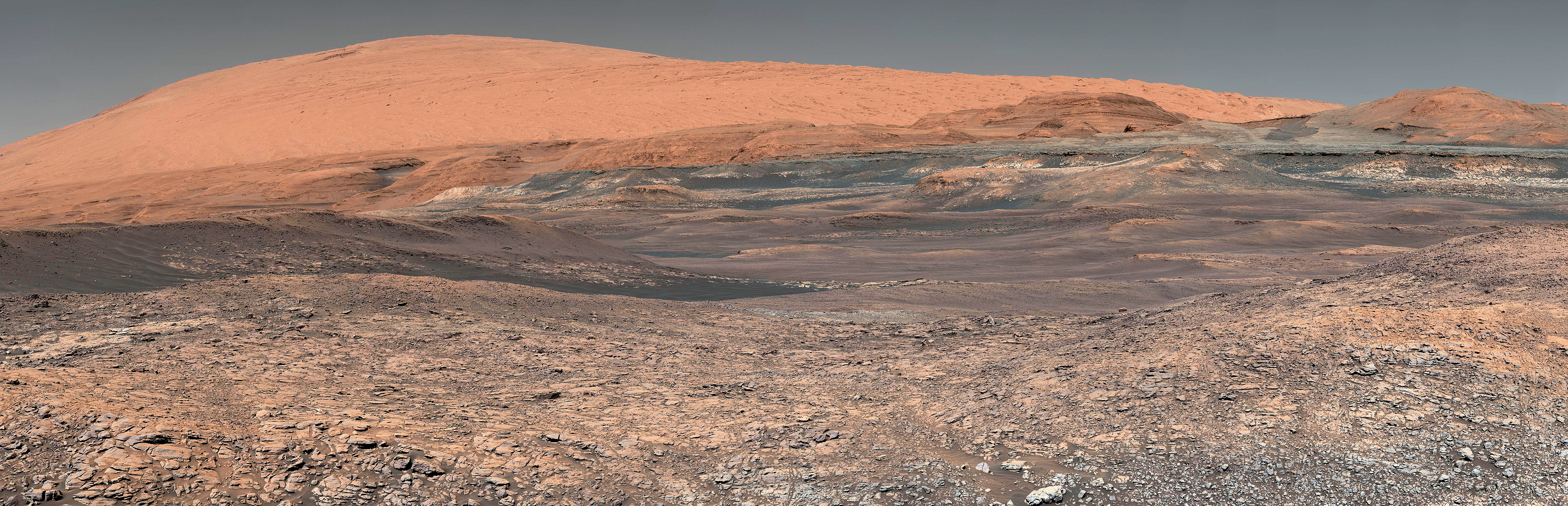 Mount Sharp v kráteru Gale, místě přistání sondy Curiosity. Snímek vznikl složením několika fotografií pořízených sondou.