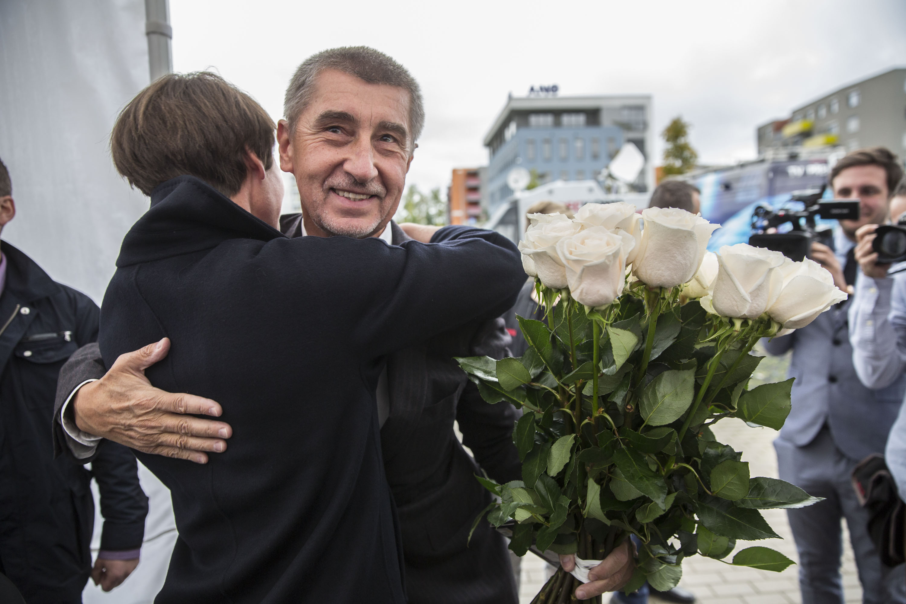 Andrej Babiš gratuluje tiskové mluvčí Lucii Kubovičové