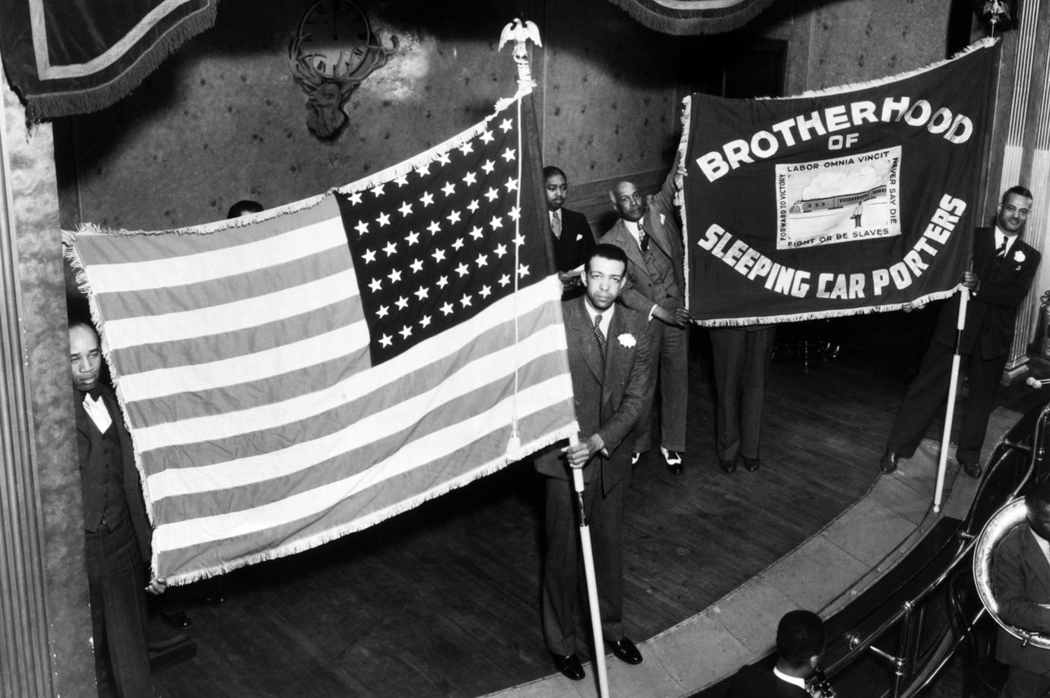 1941: A. Philip Randolph vyzývá k pochodu na Washington, aby přinutil prezidenta Roosevelta zajistit černochům rovnoprávný přístup k pracovním příležitostem ve zbrojním průmyslu (nápad se stal inspirací pro pochod v roce 1963)