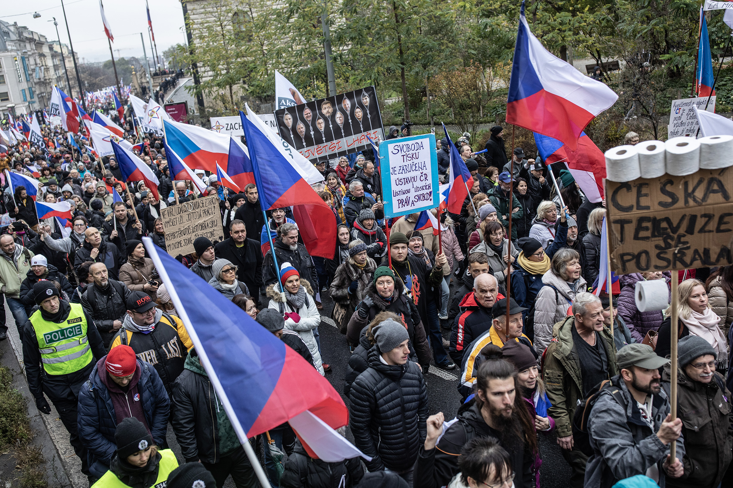 Protestní průvod k budově České televize