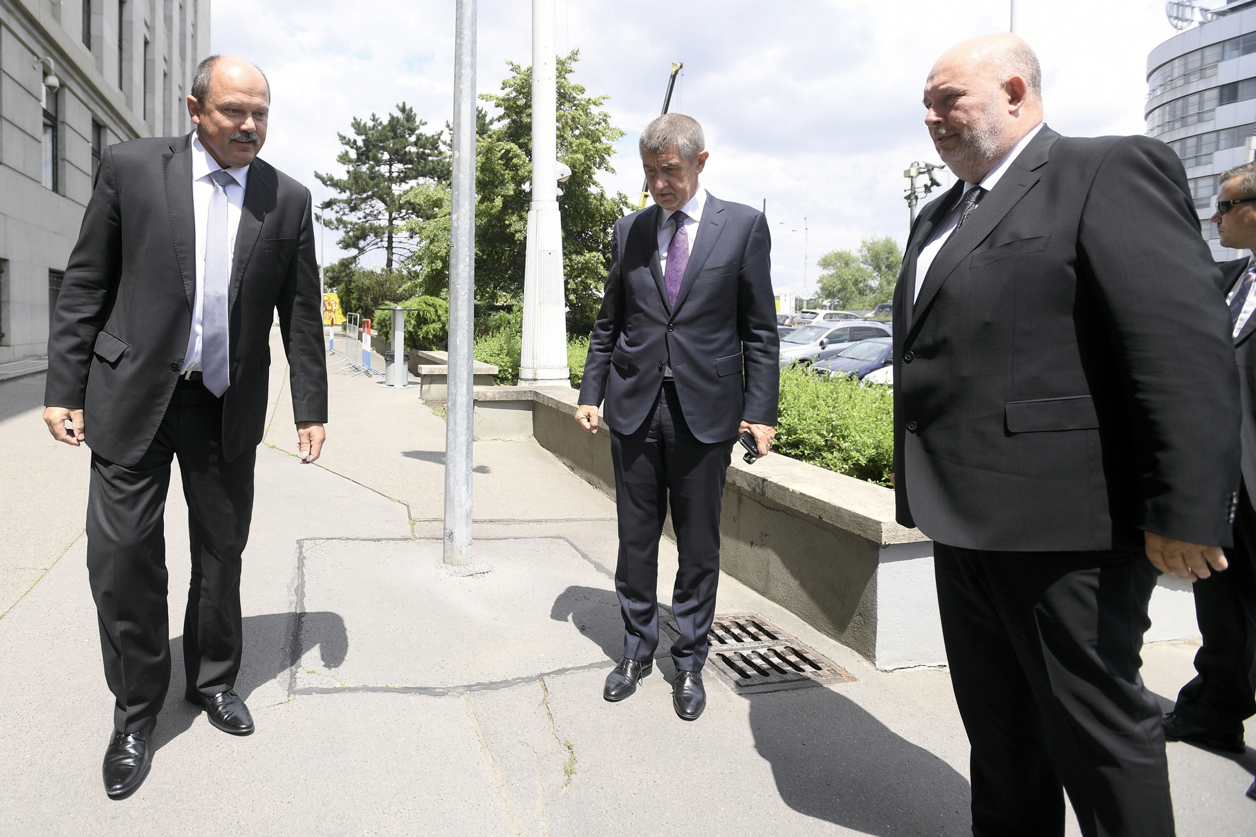 Zleva exministr Jiří Milek, premiér Andrej Babiš a ministr Miroslav Toman