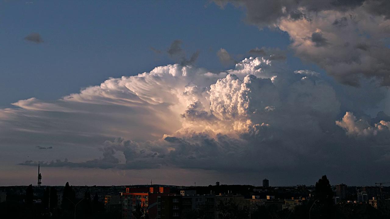 Podvečerní kumulonimbus severně od Prahy