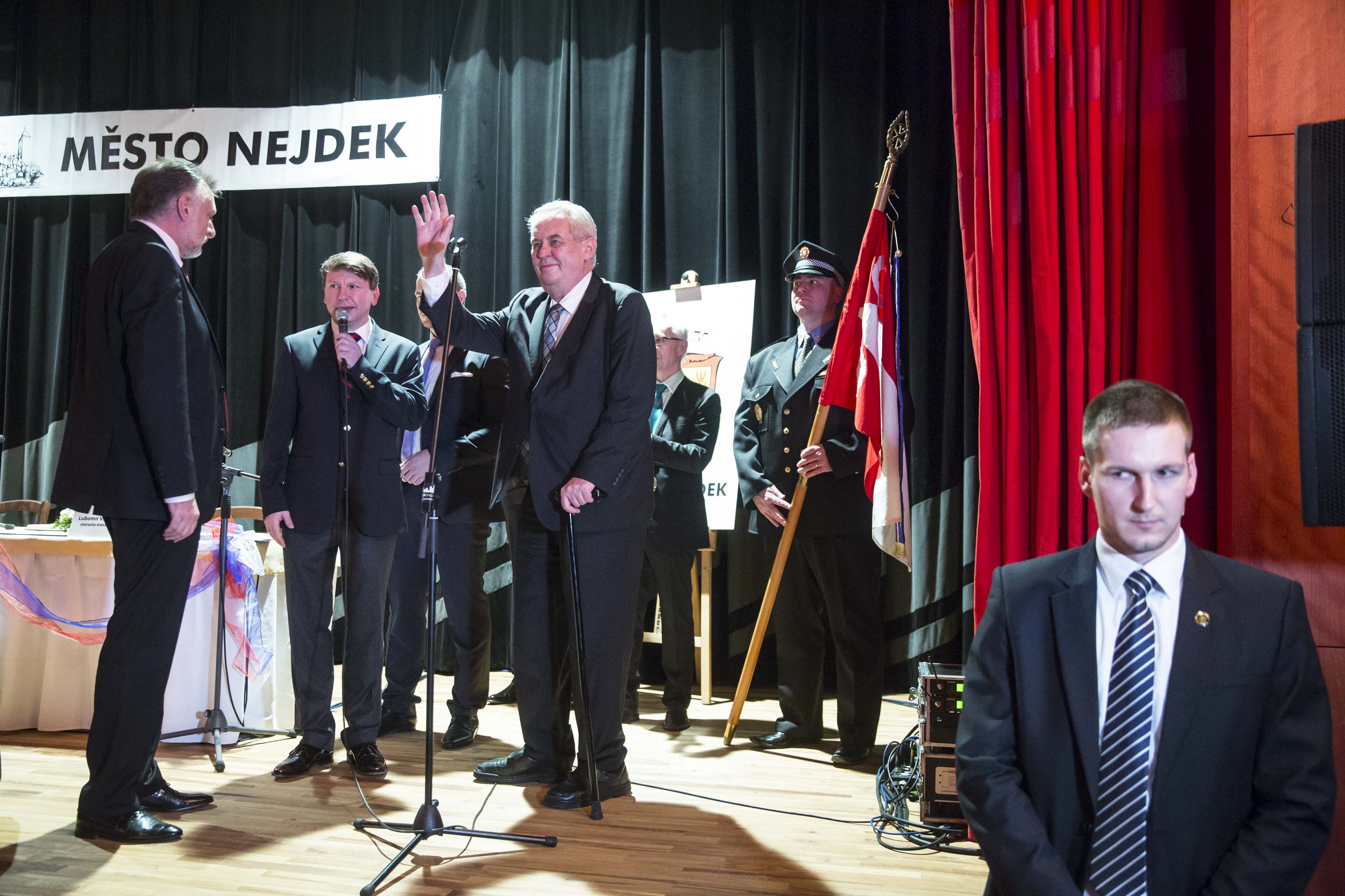  Po skončení debaty a dekorování praporu v Nejdku