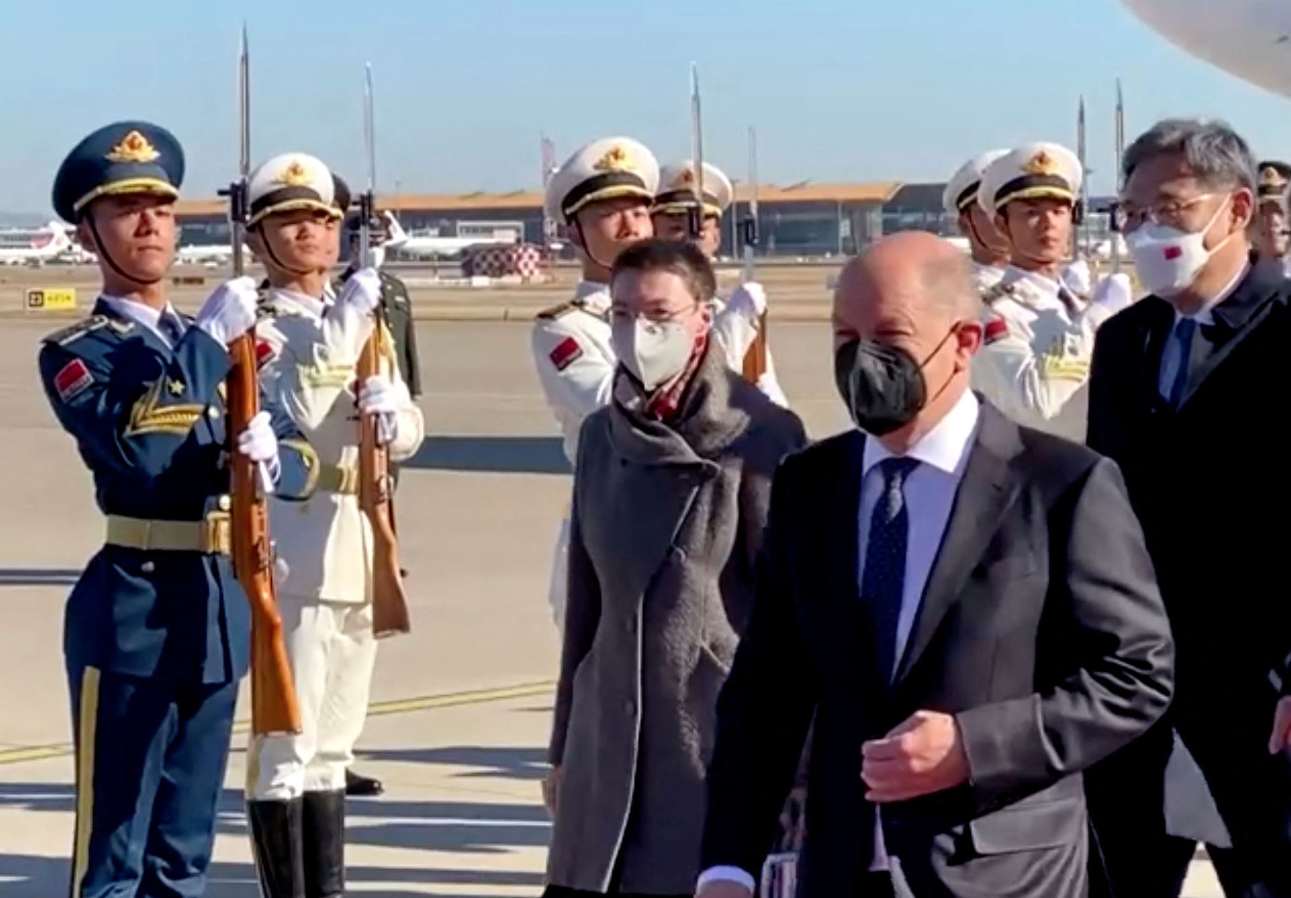 Olaf Scholz po přistání v Pekingu
