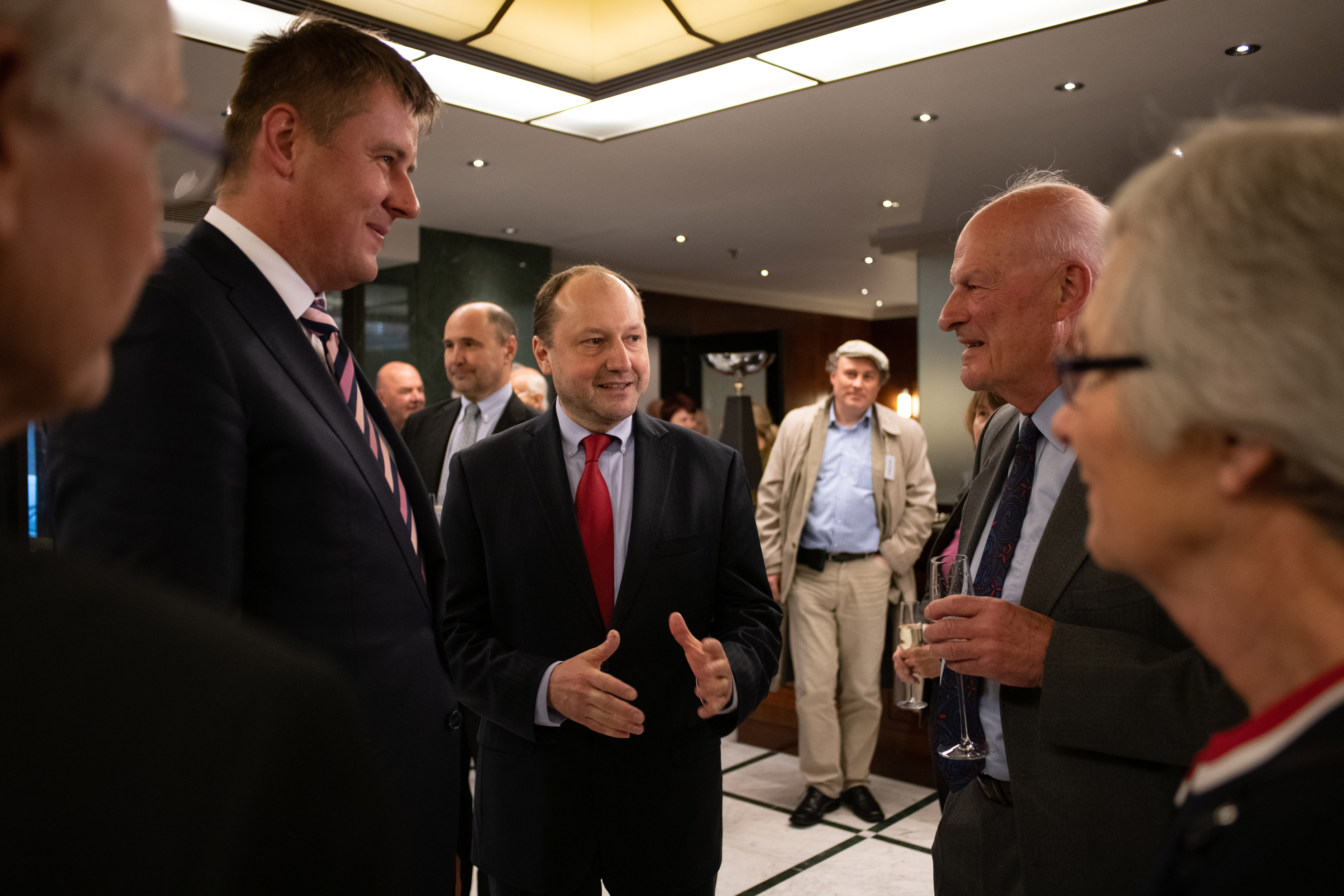 Tomáš Petříček, Lukáš Přibyl a Henry Warriner v hotelu Alcron