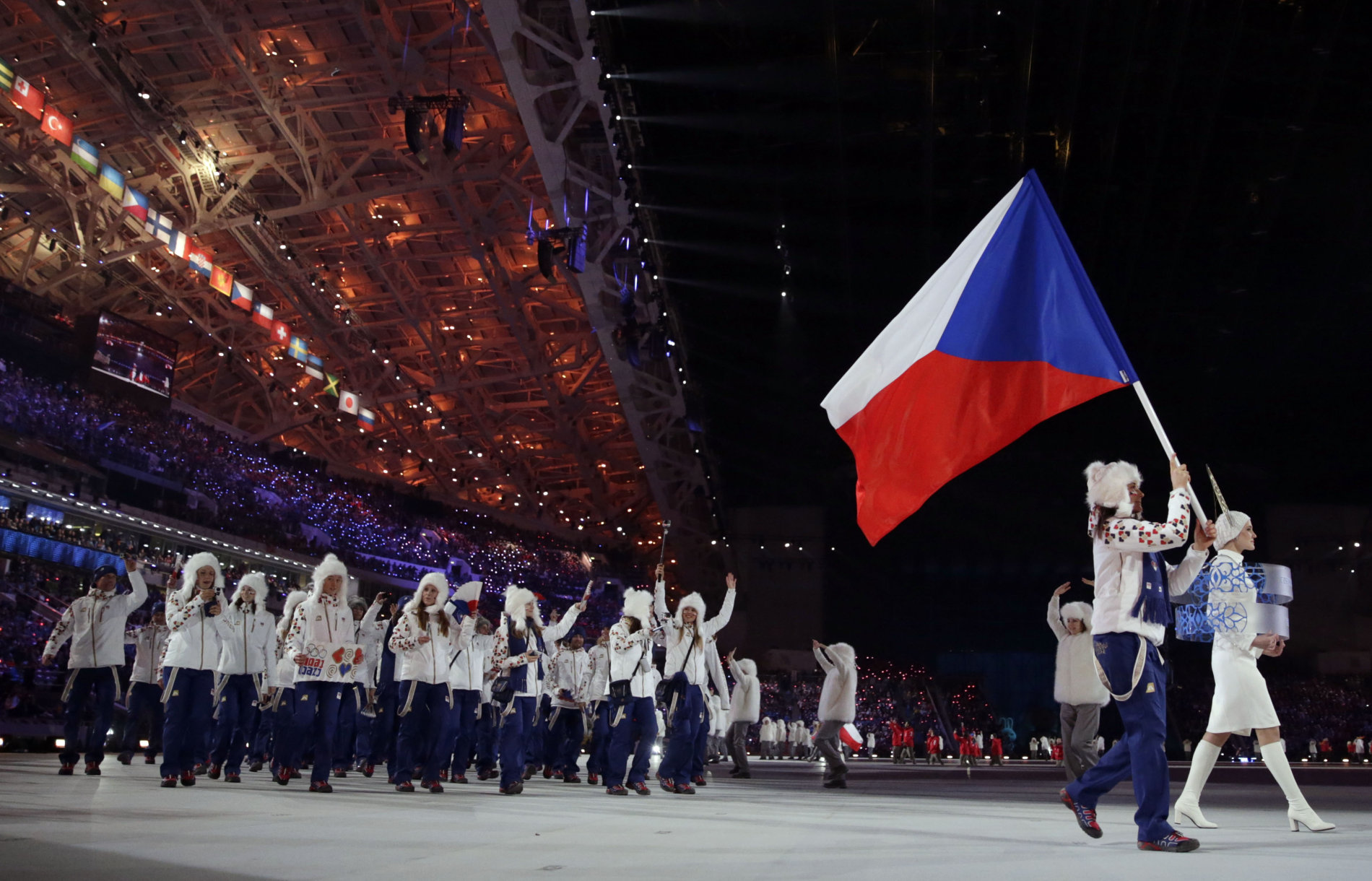 Šárka Strachová nese českou vlajku