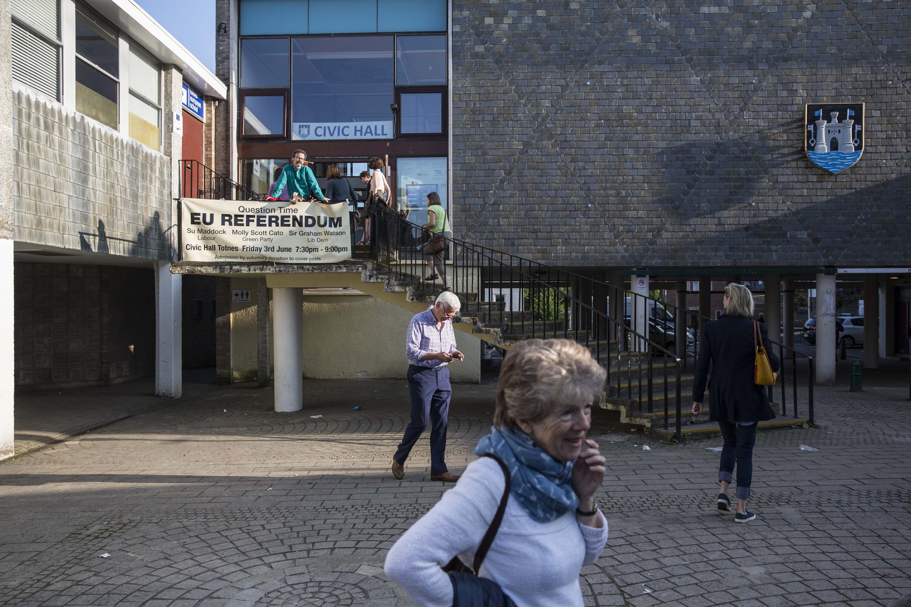 Totnes, lidé přicházejí na debatu o brexitu