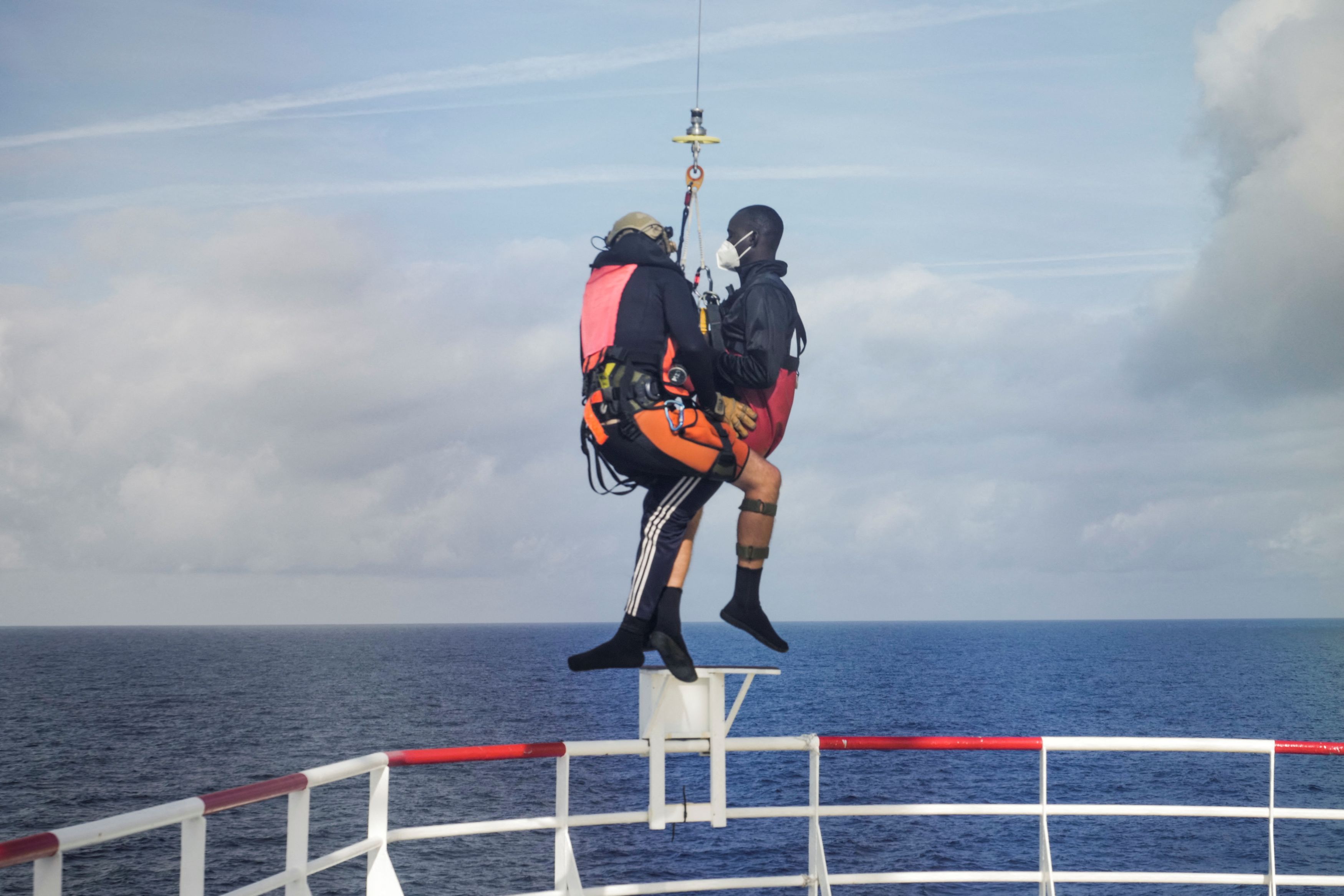 Francouzské úřady transportují z lodi Ocean Viking migranta, který potřebuje akutní lékařskou péči; ilustrační foto