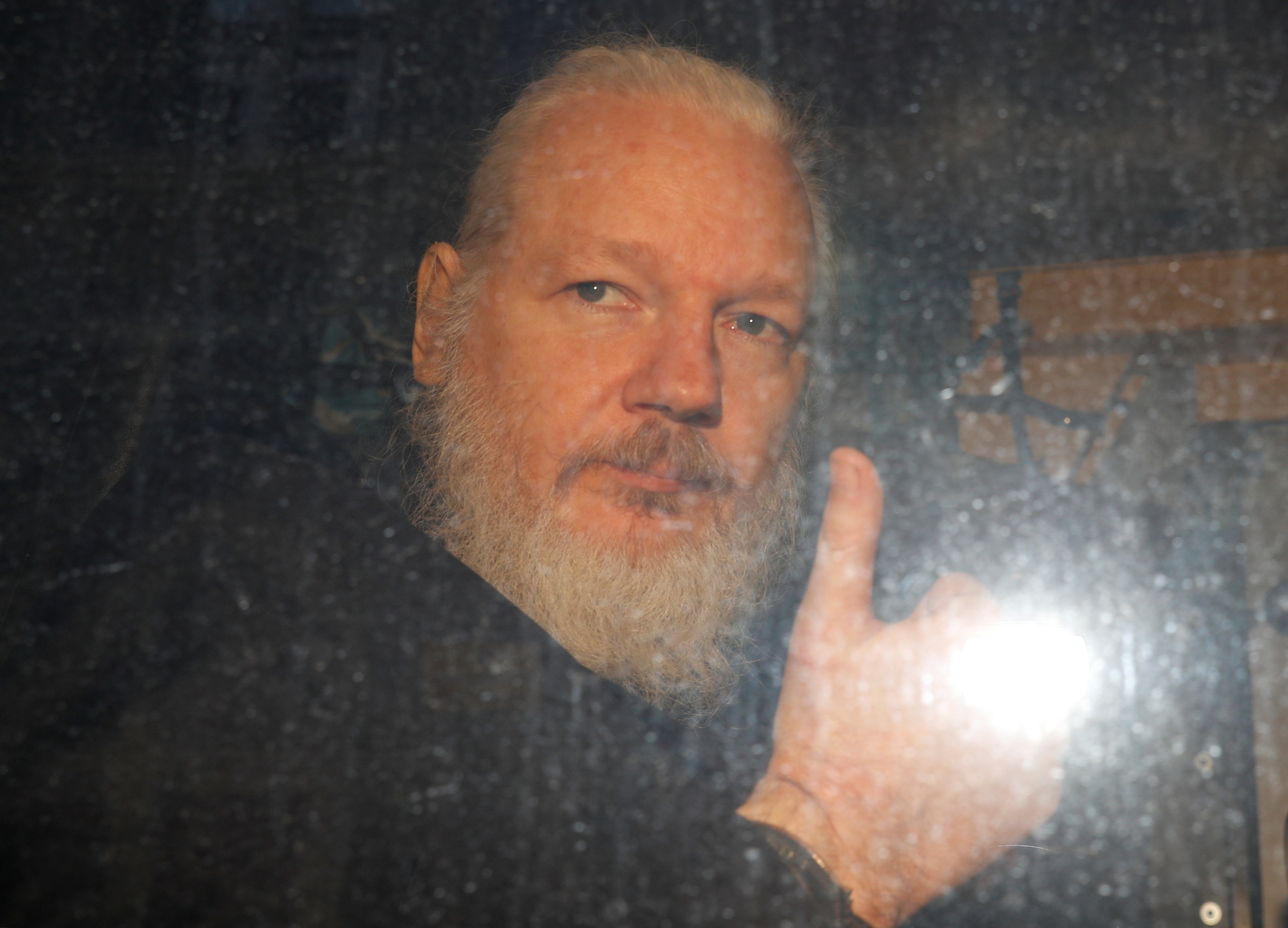 Julian Assange na policejní stanici 