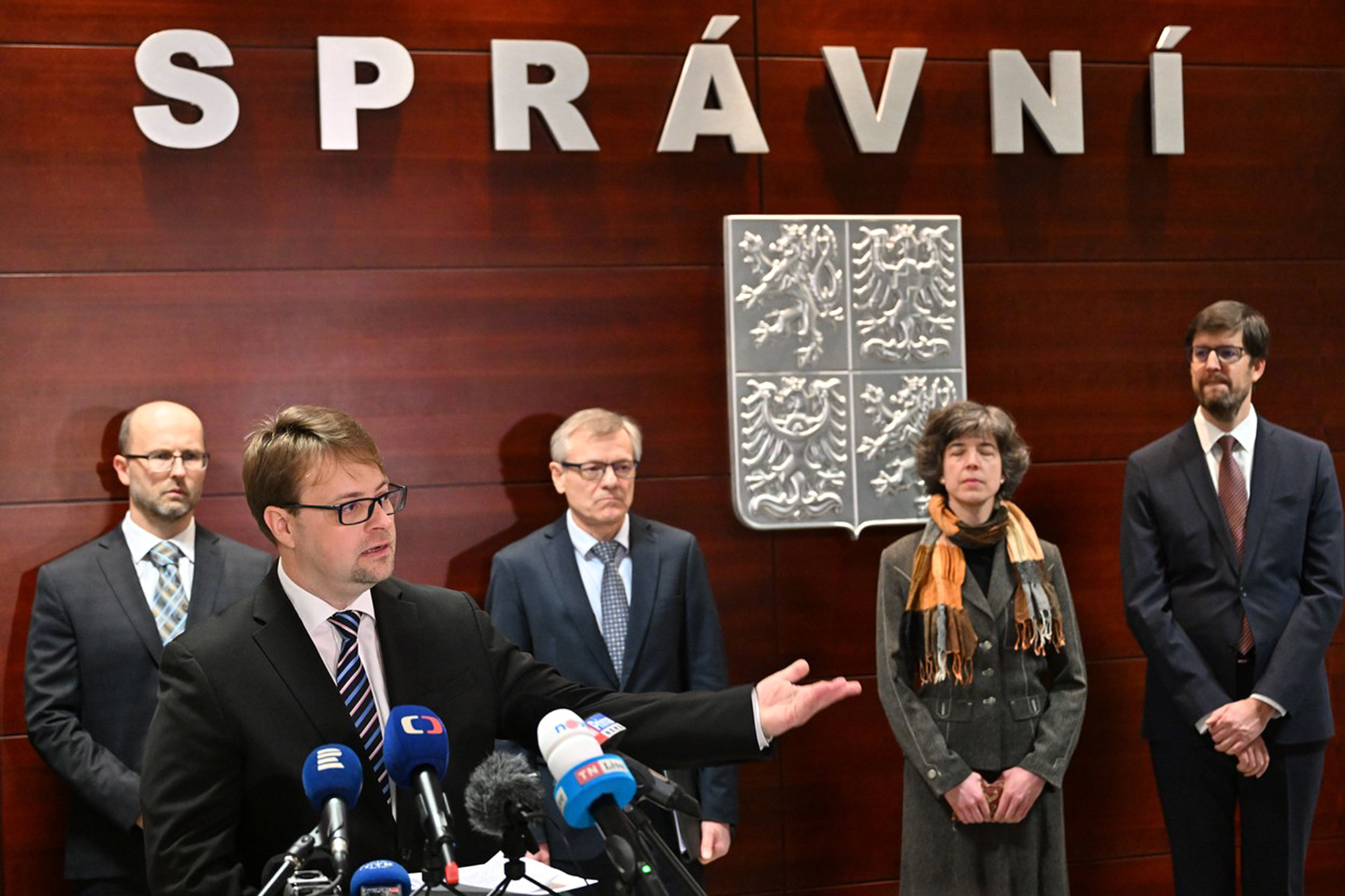 Zleva Petr Mikeš, Ivo Pospíšil, Radan Malík, Michaela Bejčková a Pavel Molek na briefingu Nejvyššího správního soudu k rozhodnutím o návrzích týkajících se registrace kandidátních listin pro volbu prezidenta republiky