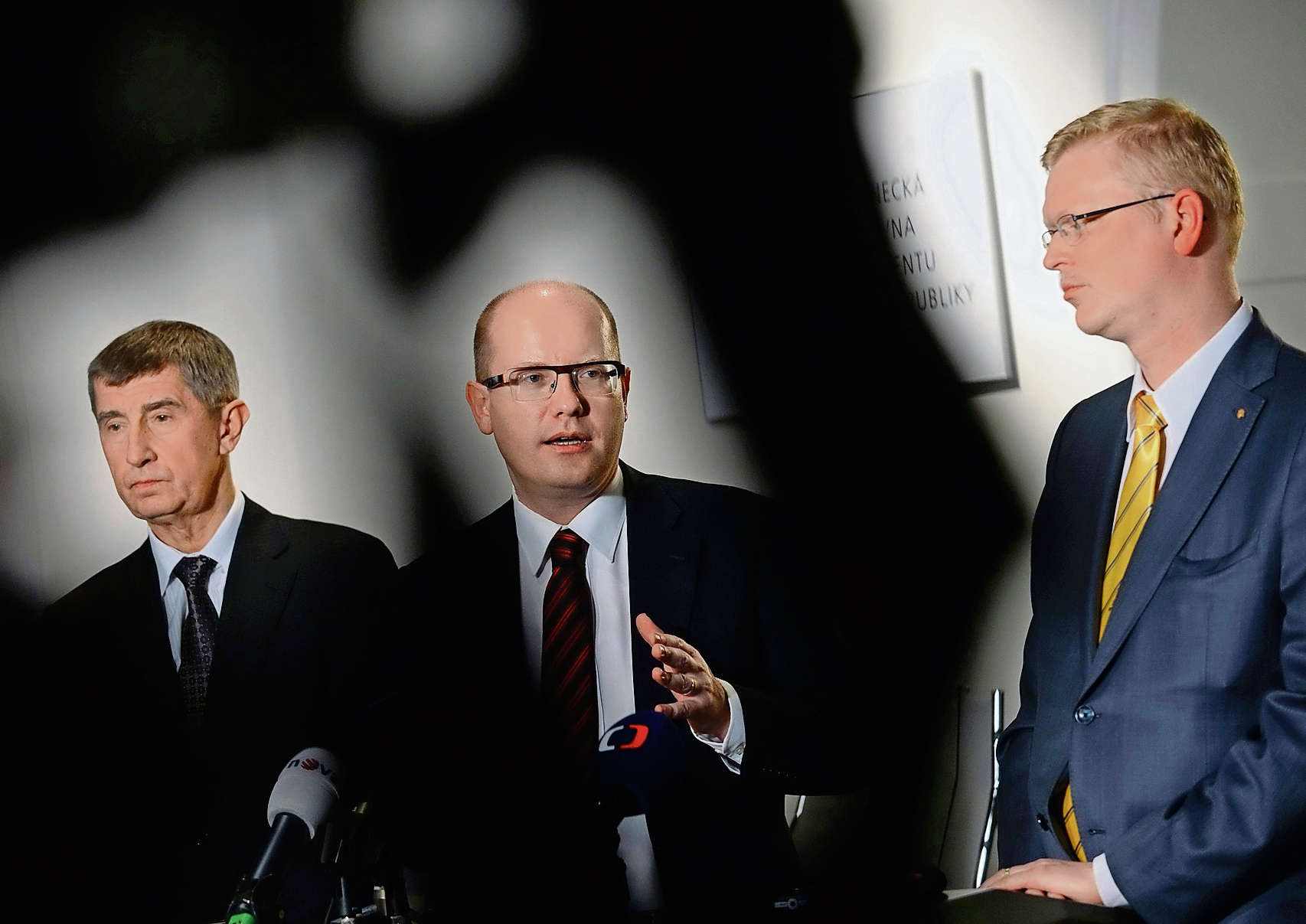 Po týdnech vyjednávání hlavně sociálních demokratů a hnutí ANO se představitelé stran rodící se vládní koalice sešli opět ve třech - i s lidovci. Ti nesli značně nelibě, že stojí stranou vyjednávání.