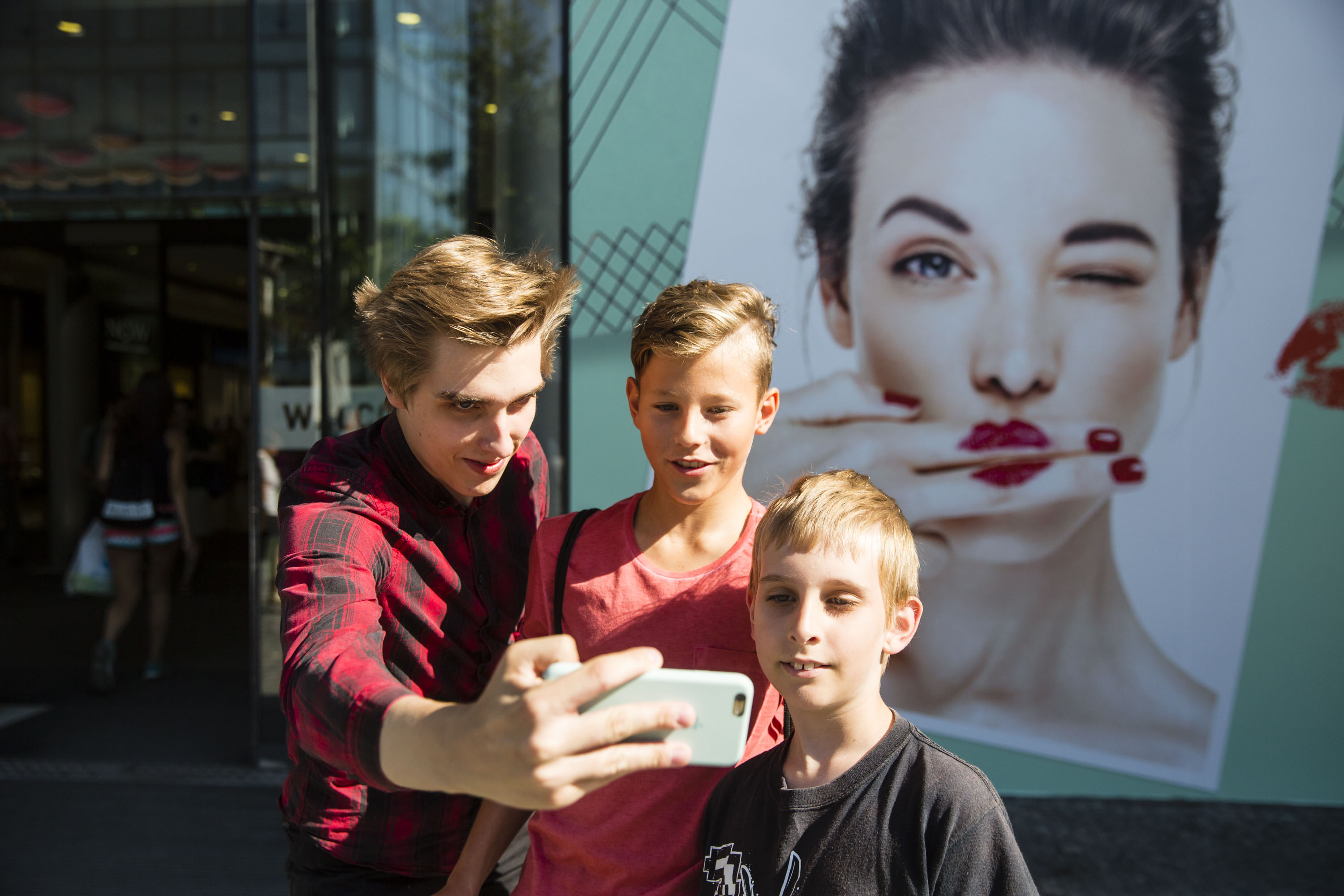 Selfie s fanouškem před nákupním domem na Smíchově.