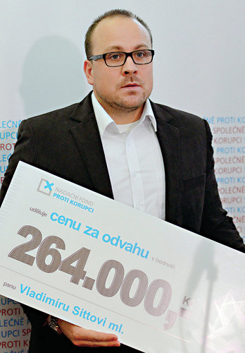 Vladimír Sitta převzal 9. prosince v Praze Cenu za odvahu Nadačního fondu proti korupci pro rok 2013. Ocenění byla předána při příležitosti Mezinárodního dne boje proti korupci.