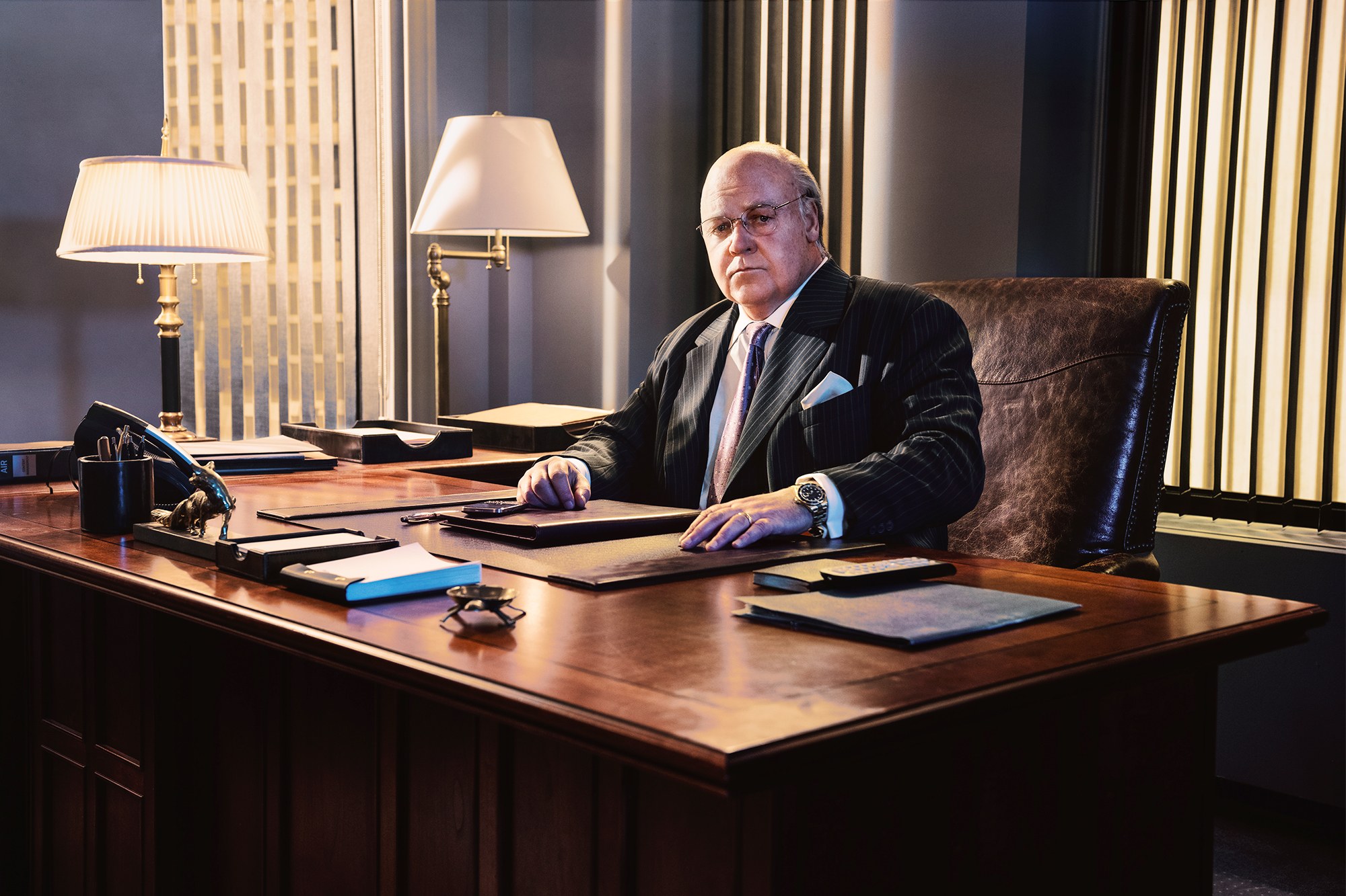 Russell Crowe jako Roger Ailes v seriálu The Loudest Voice o vzniku Fox News