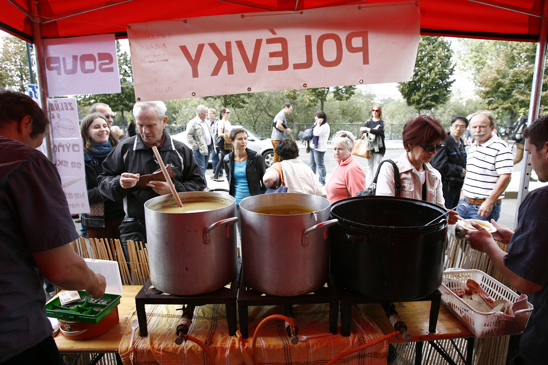 K mání byly polévky... (zleva: hrášková s mátou, dýňová se skořicí, zelňačka s klobásou)