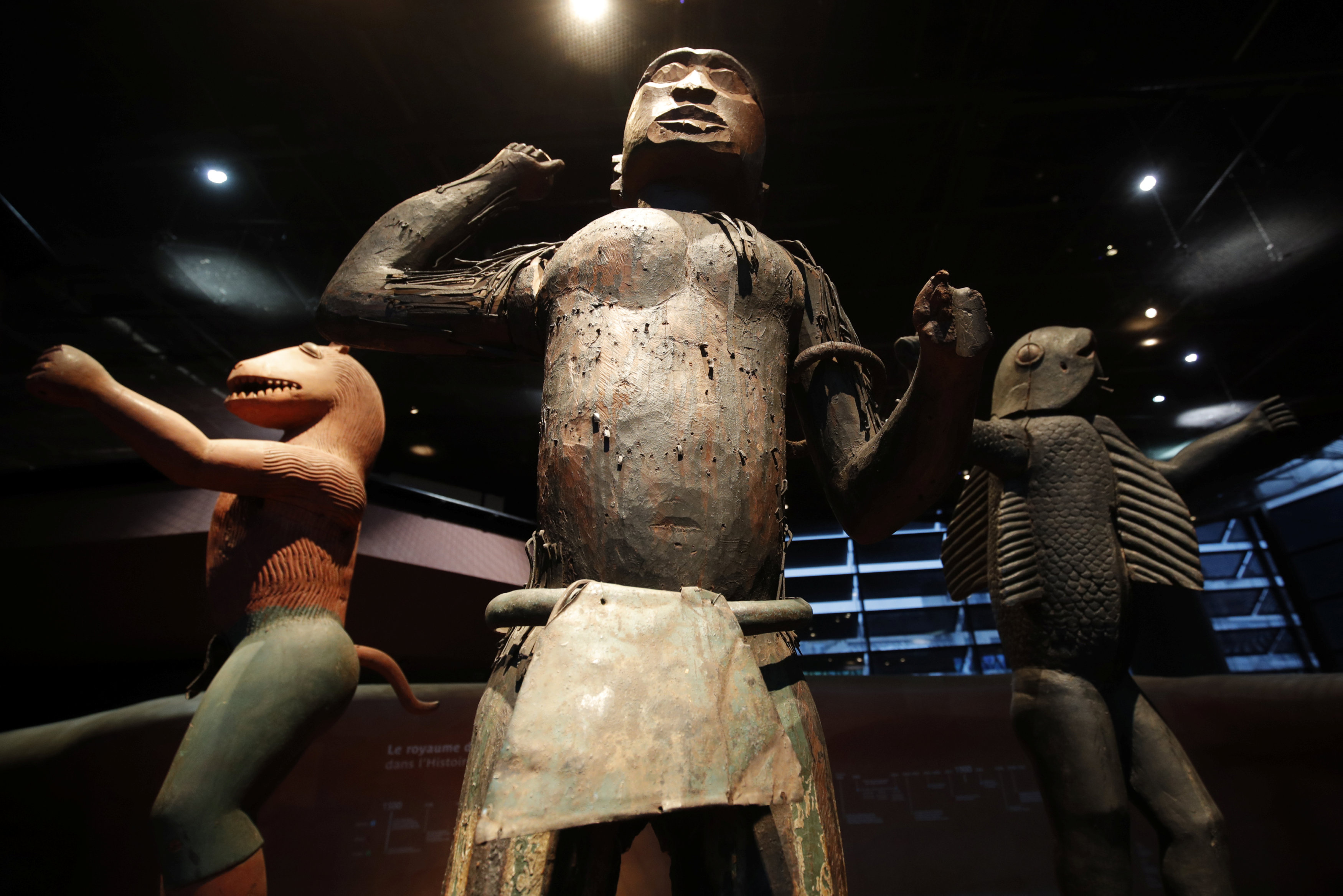 Sochy z království Dahomey;  Quai Branly Museum, Paříž