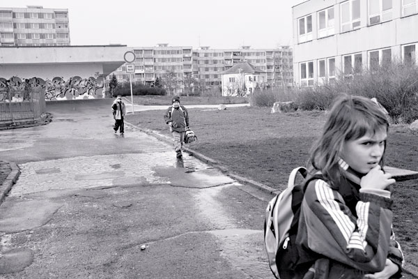Fotografie: Čím živěji je v prolukách, tím menší šance má kriminalita. (Chomutov, únor 2007)