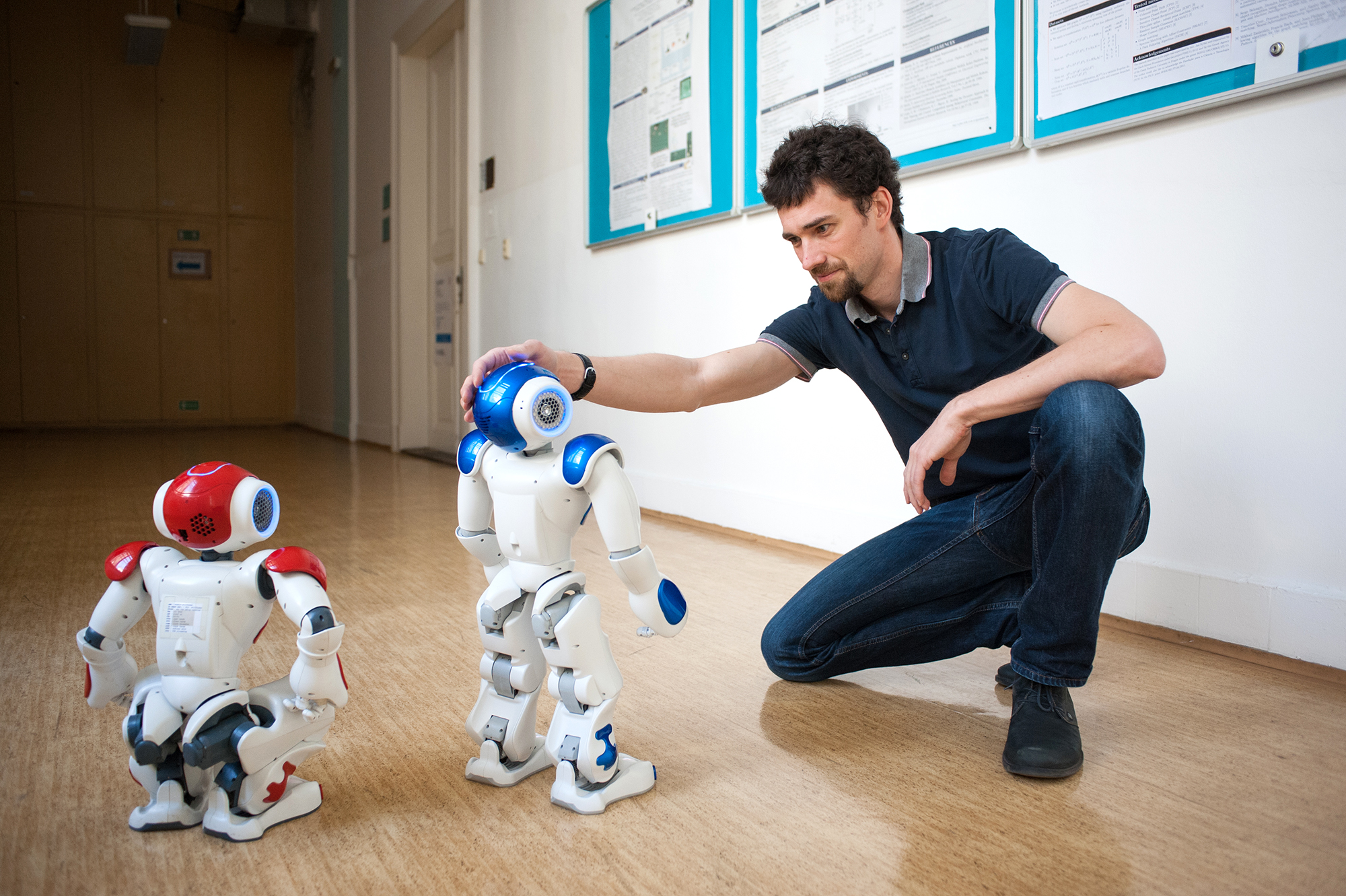 Matěj Hoffmann a dvojice robůtků Nao - o experimentech s nimi najdete text v novém Respektu 16/2017
