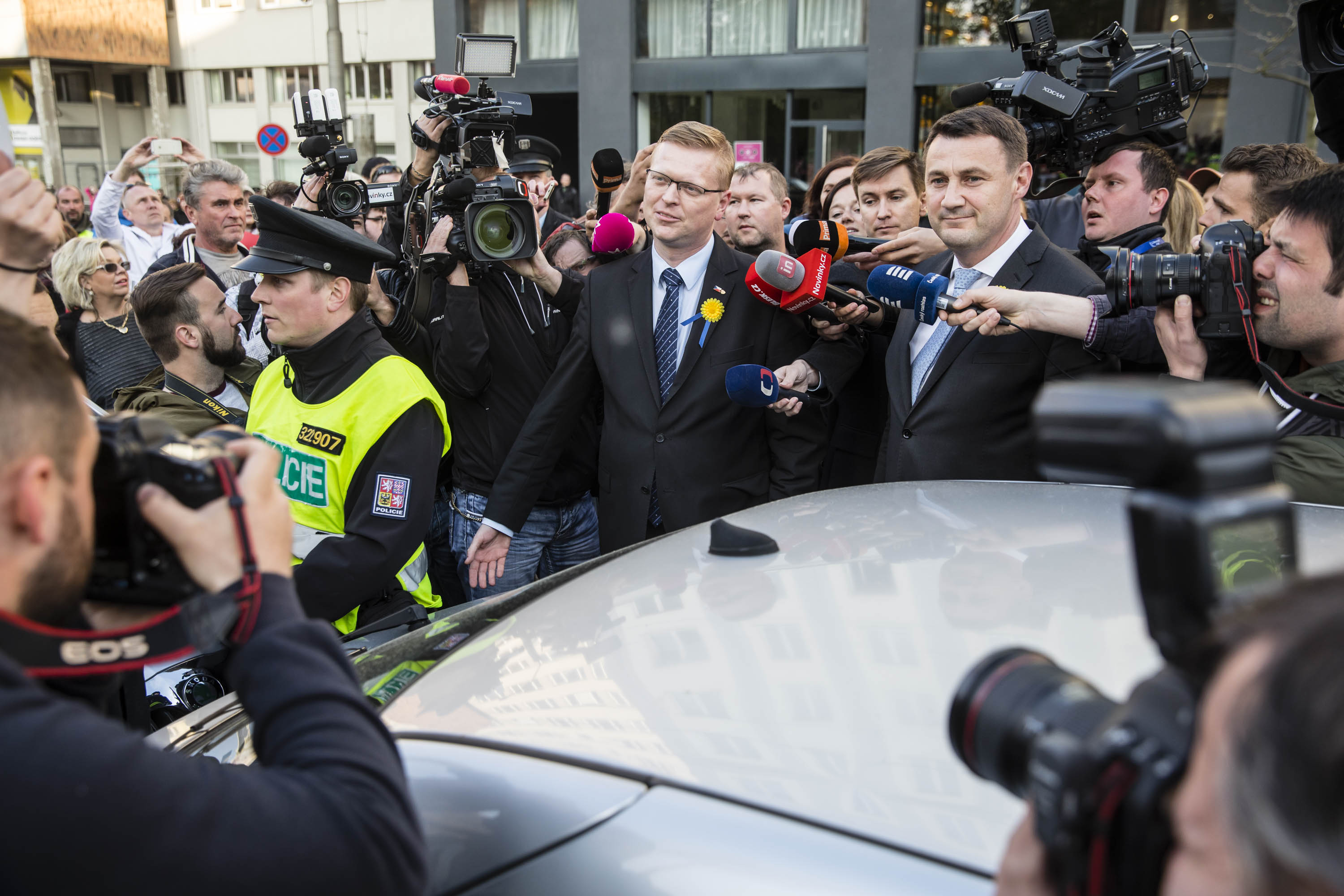 Pavel Bělobrádek přišel pozdravit demonstrující před hotelem Imperiál v Liberci, 10.5.2017