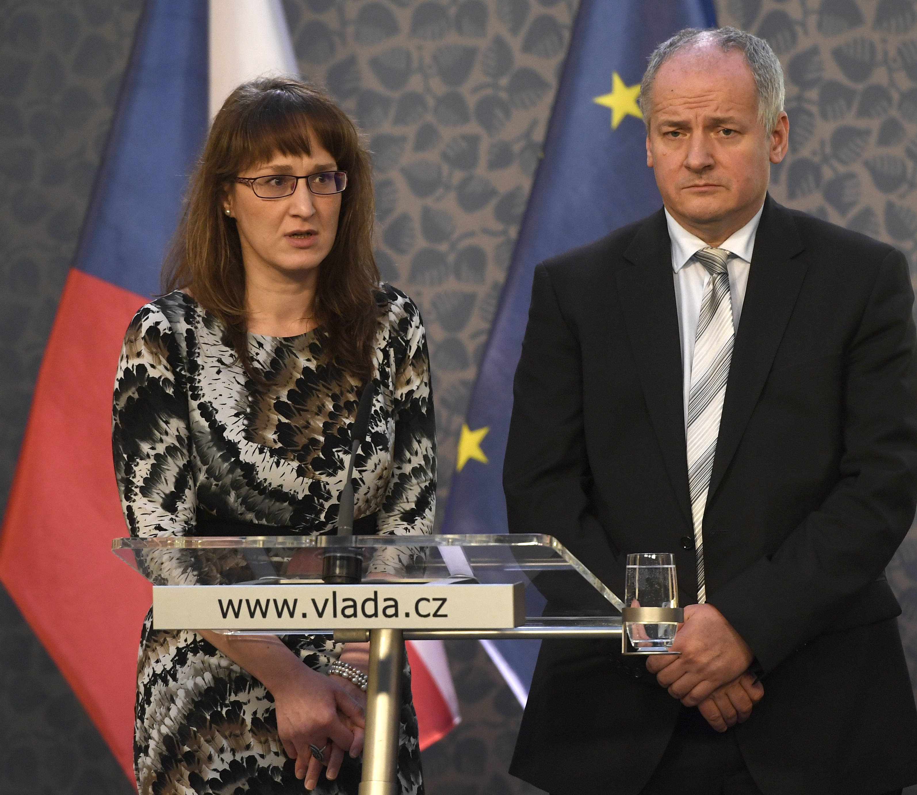 Hlavní hygienička Eva Gottvaldová a náměstek ministra zdravotnictví Roman Prymula na tiskové konferenci po jednání Bezpečnostní rady státu