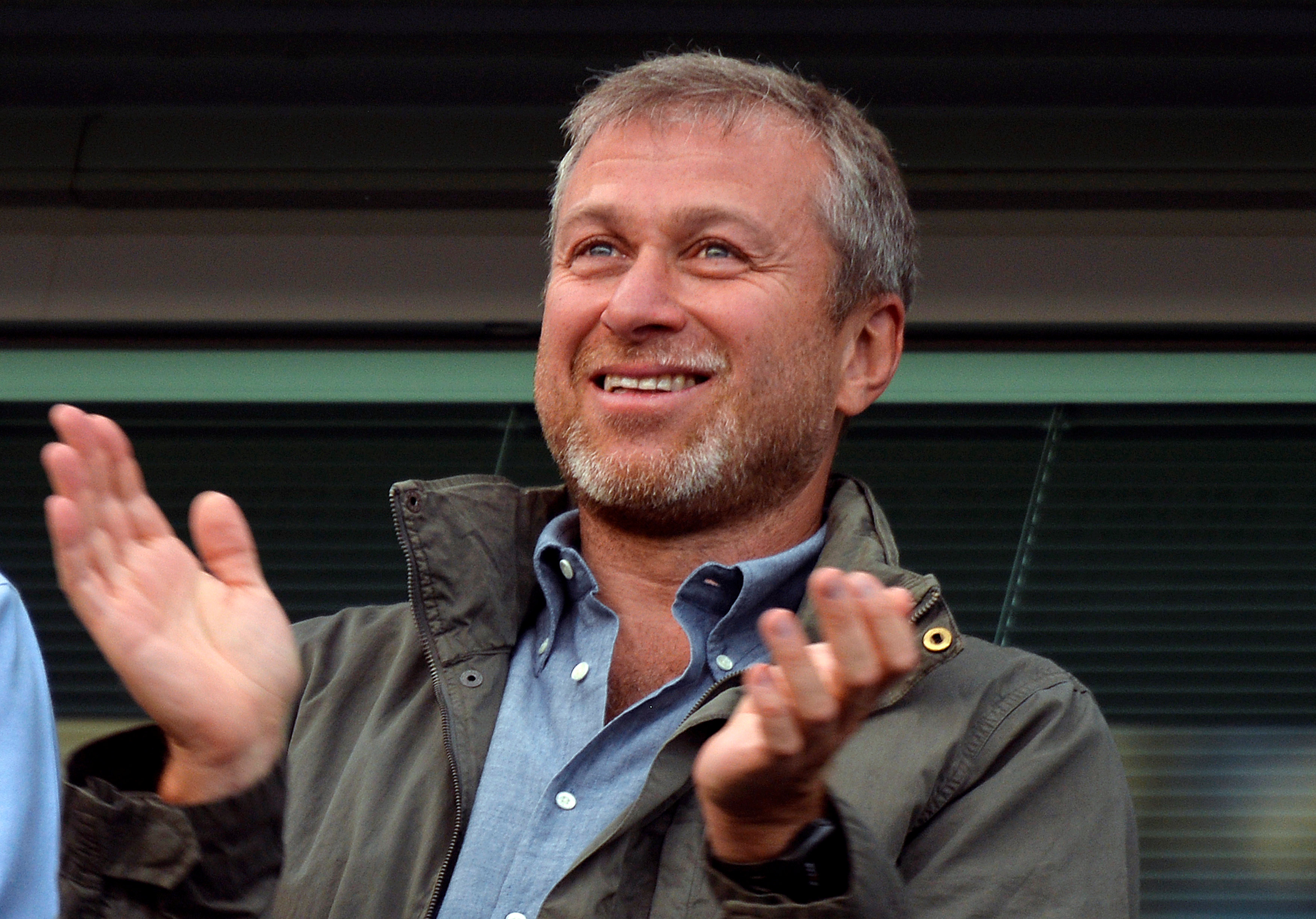 Roman Abramovich, majitel klubu Chelsea, sleduje zápas svého týmu s Hull City; květen 2018