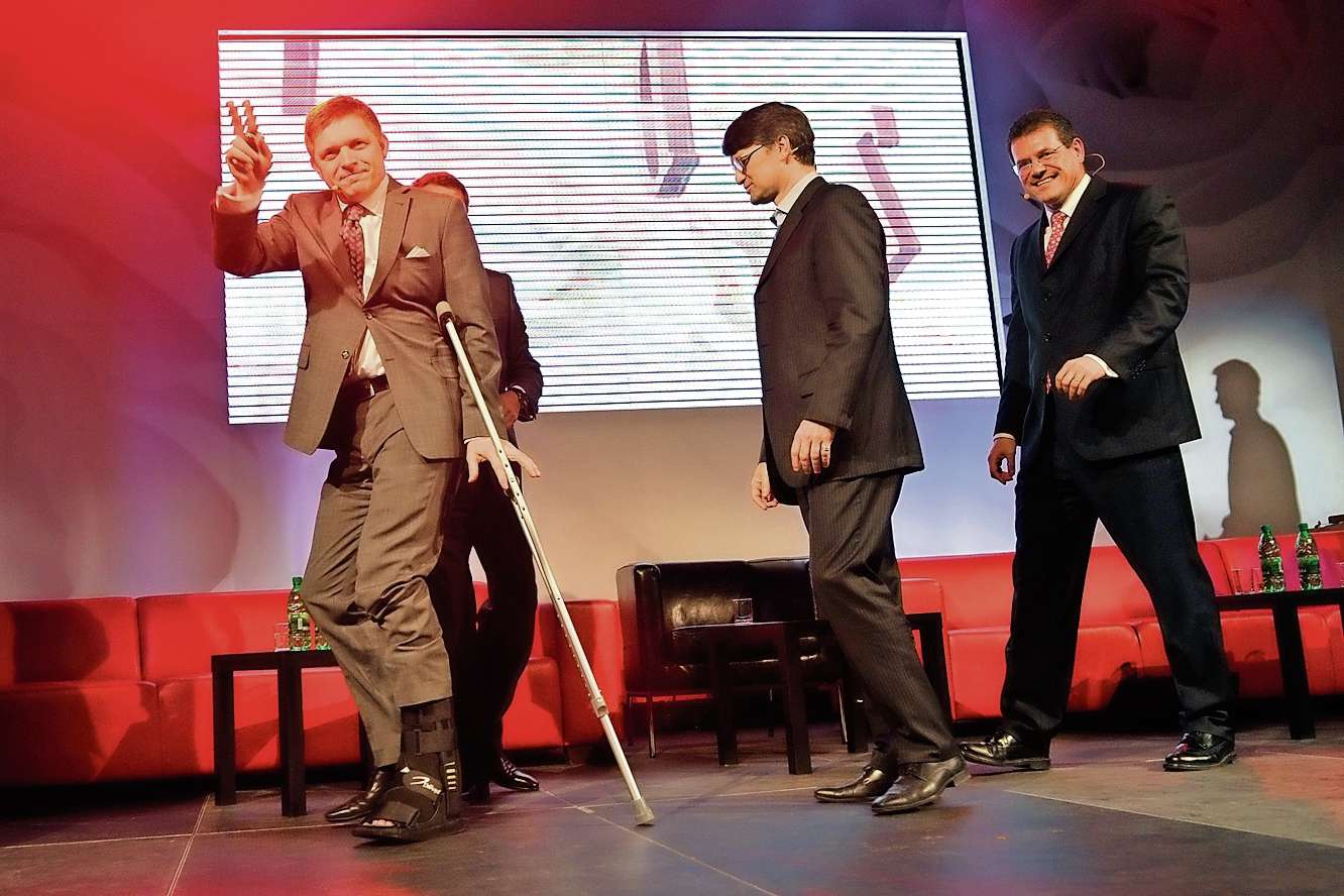 Nejvážnějším soupeřem premiéra Roberta Fica (nahoře) v souboji o prezidentský úřad na Slovensku je podnikatel a filantrop Andrej Kiska (dole), který staví svou image na tom, že nemá nic společného...