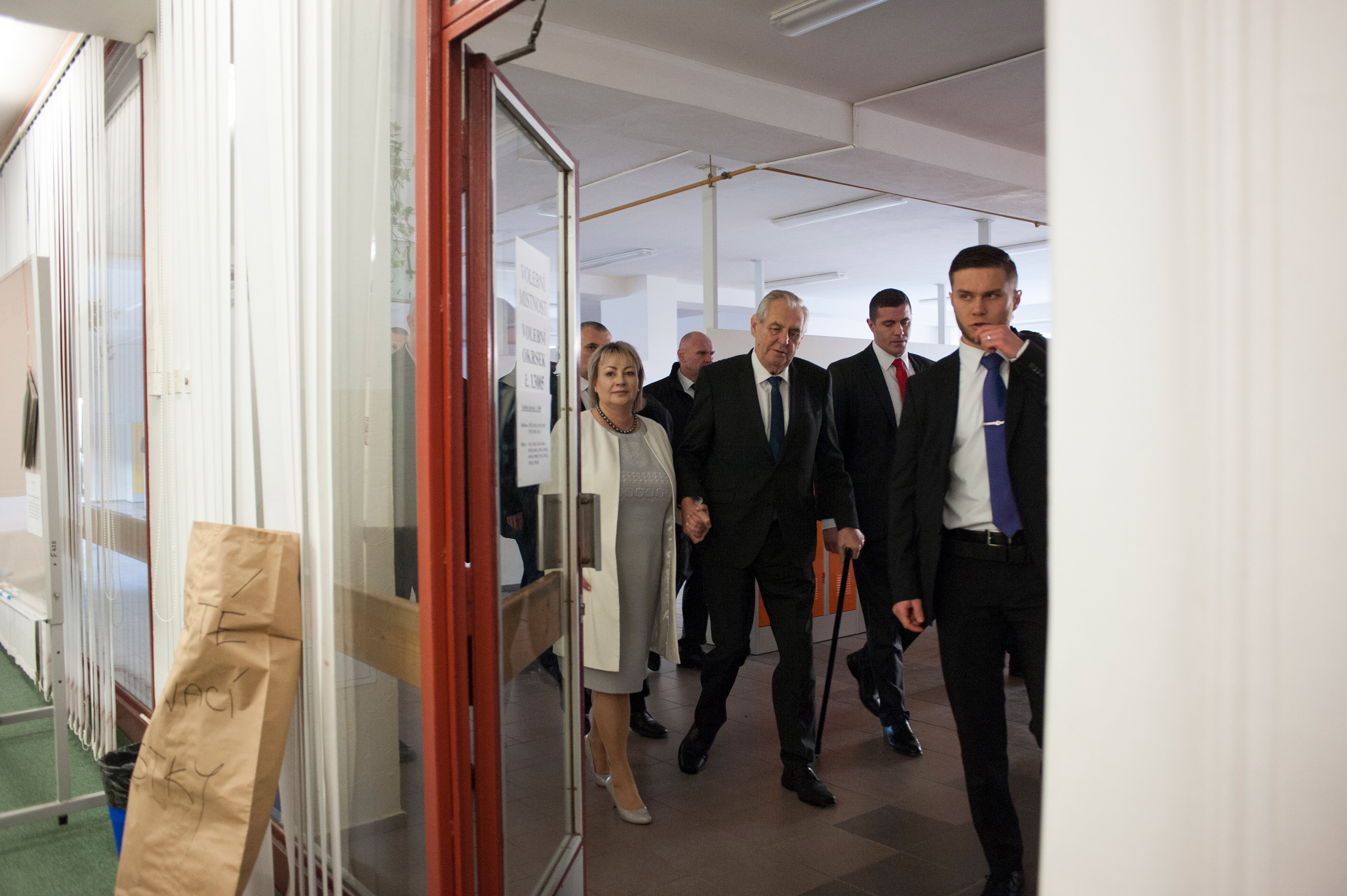 Miloš Zeman volí v 2. kole prezidentských voleb