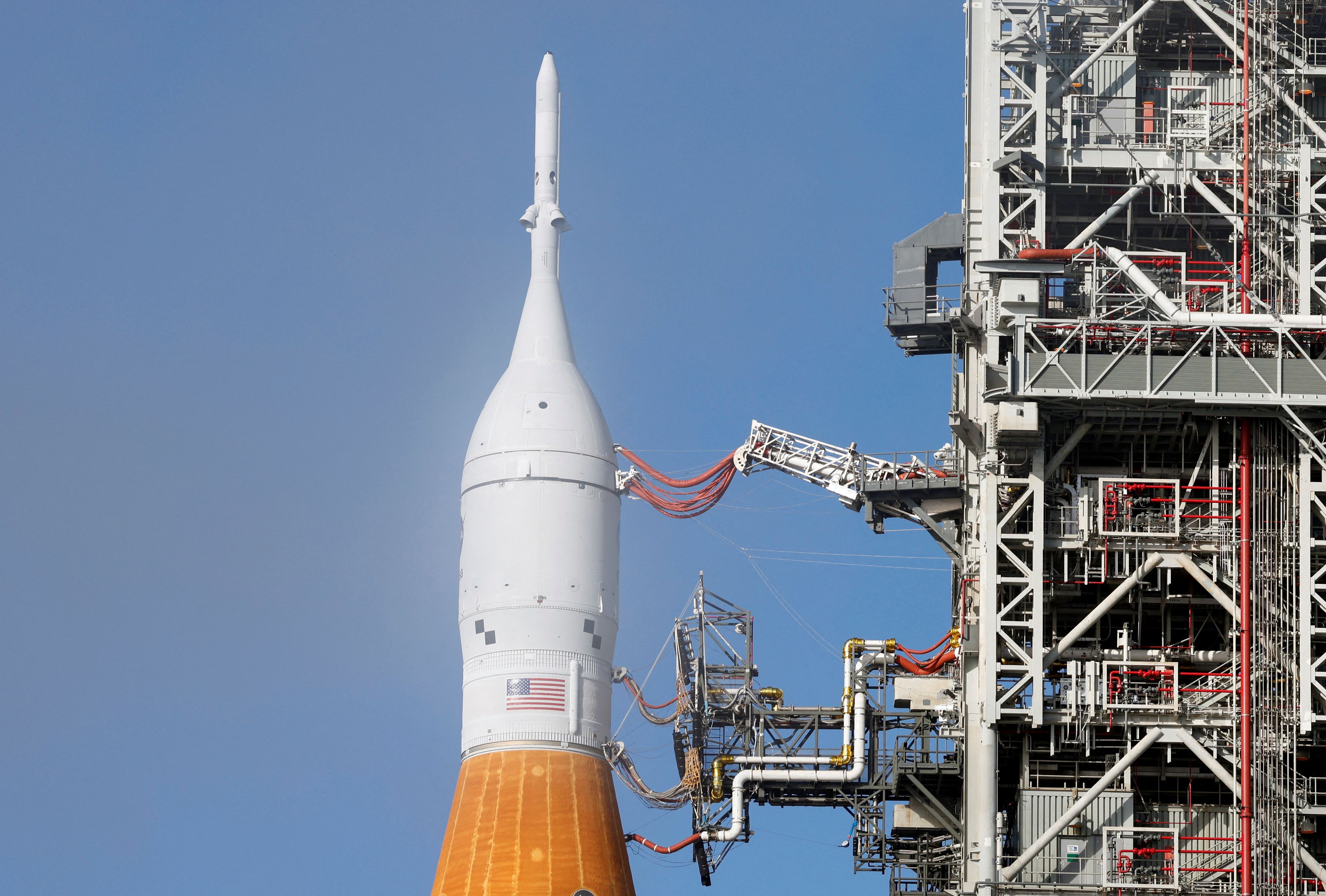 Space Launch System se připravuje na start na mysu Canaveral