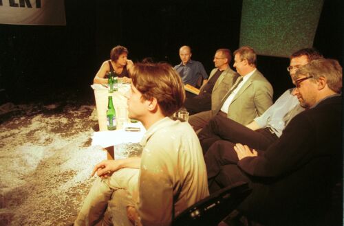 Fotografie: Hosté a moderátoři Veřejné debaty týdeníku Respekt. - Autor: Ludvík Hradilek
