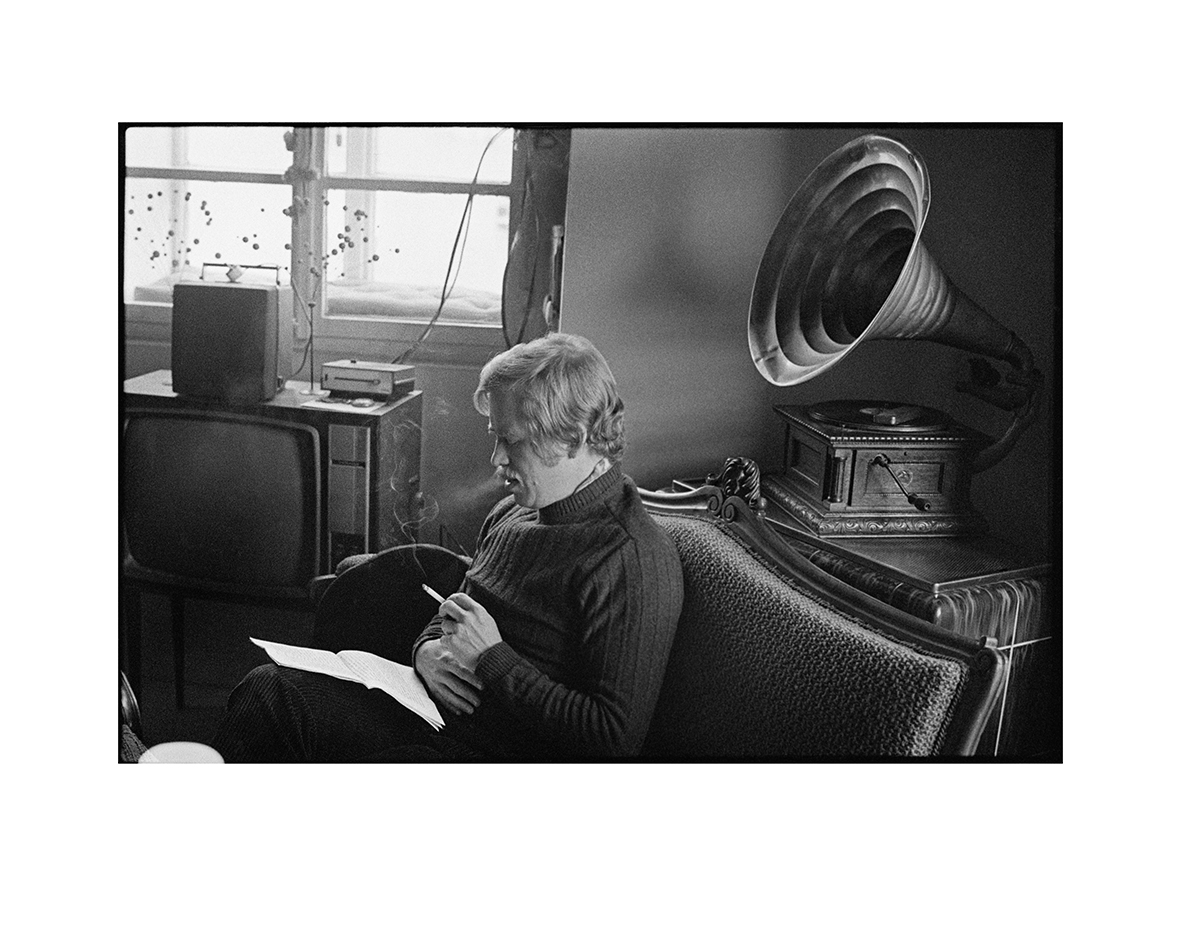 Budoucí prezident píše prezidentovi. Slavná fotografie z roku 1975. Václav Havel píše otevřený dopis komunistickému prezidentovi Gustávu Husákovi.