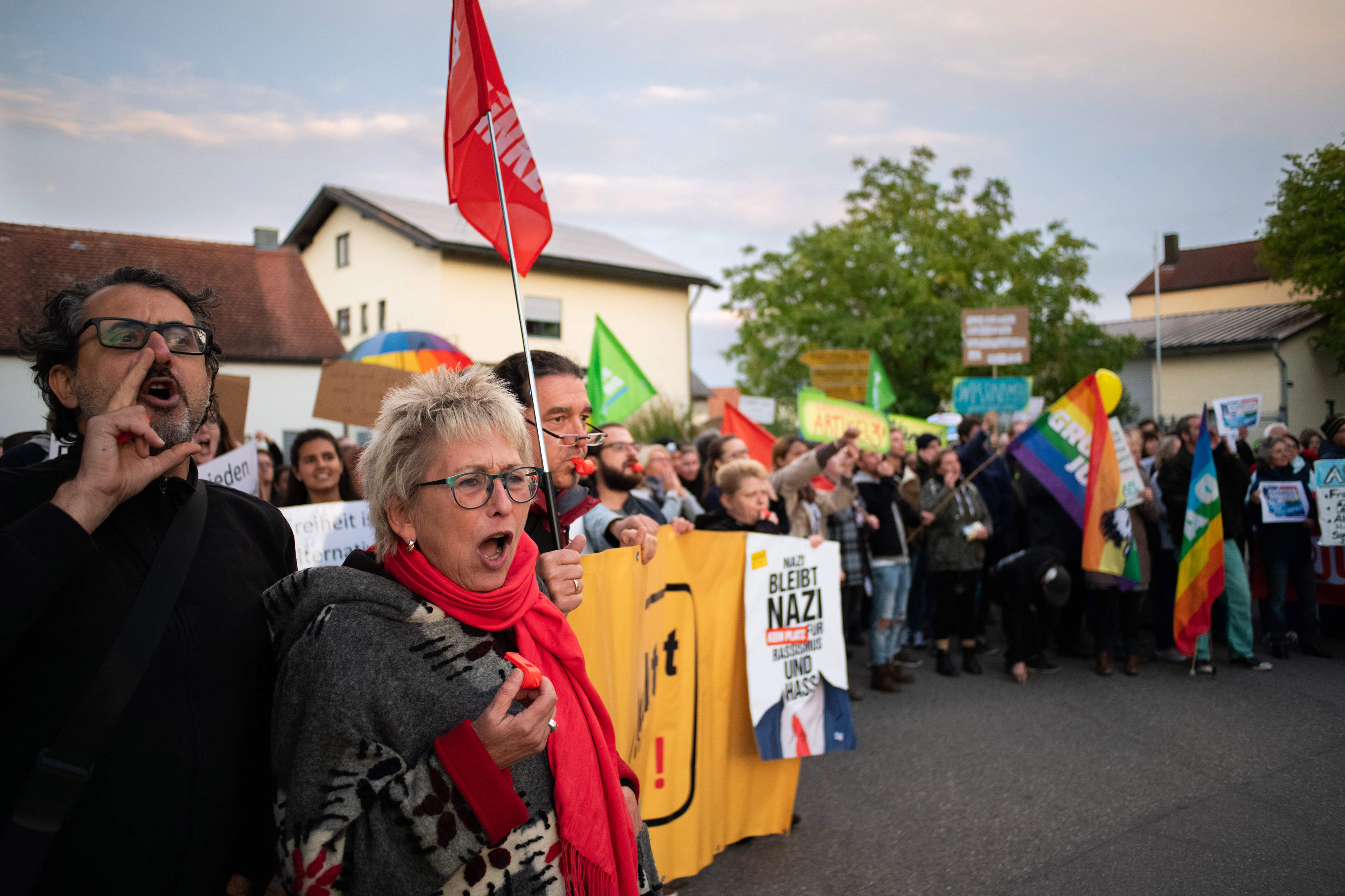 Protest proti AfD během jejich mítinku, Böhmfeld