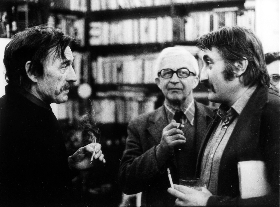 Spisovatel Dominik Tatarka, prozaik a překladatel z angličtiny Zdeněk Urbánek a herec Pavel Landovský. V bytě Pavla Kohouta, kolem roku 1970.