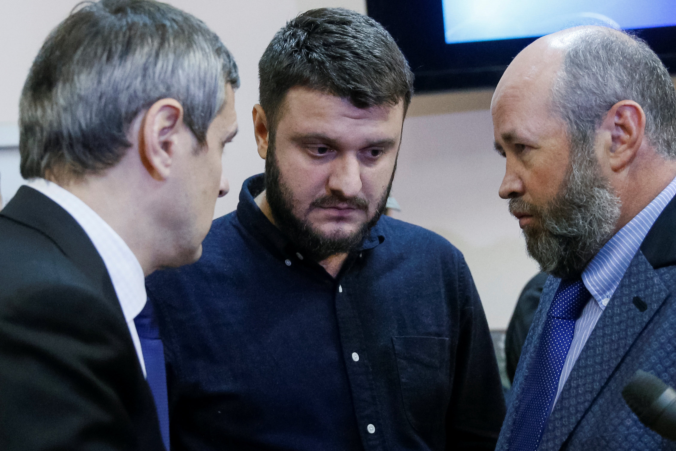Oleksander Avakov naslouchá u soudu právníkům