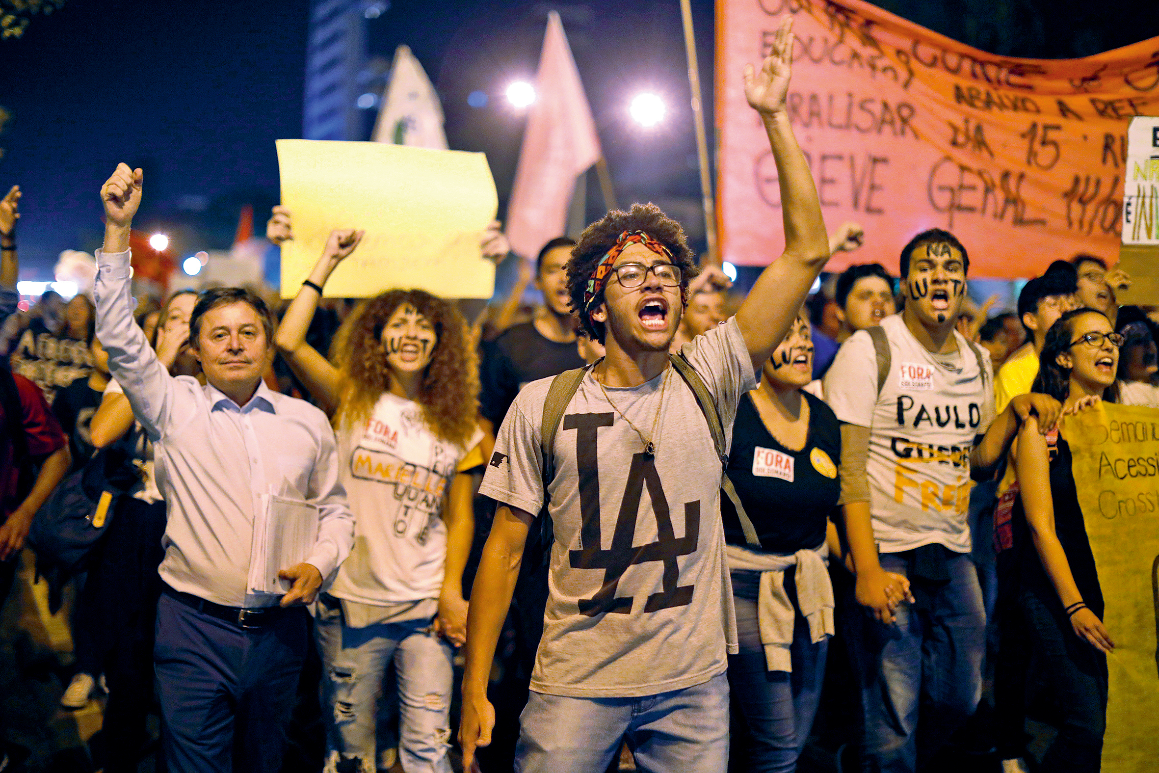 Students and university professors protest against Brazil's President Jair Bolsonaro in Curitiba, Brazil May 10, 2019. REUTERS/Rodolfo Buhrer - RC17E7C21600
