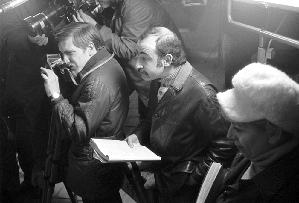 Režisér Juraj Herz (uprostřed) při natáčení televizního filmu  Toulavý Engelbert na na hradě Křivoklát