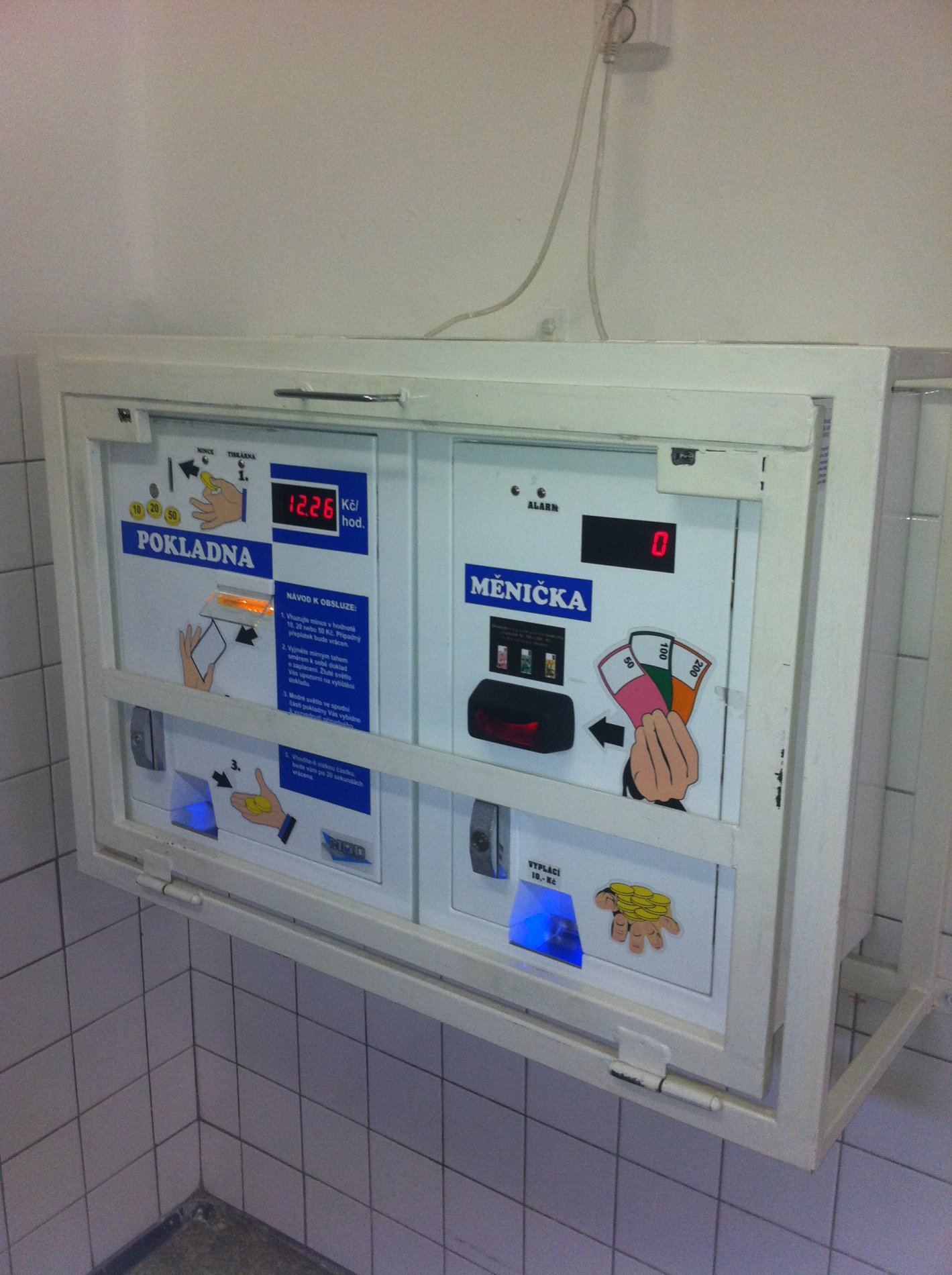 Zabezpečený automat na regulační poplatky.