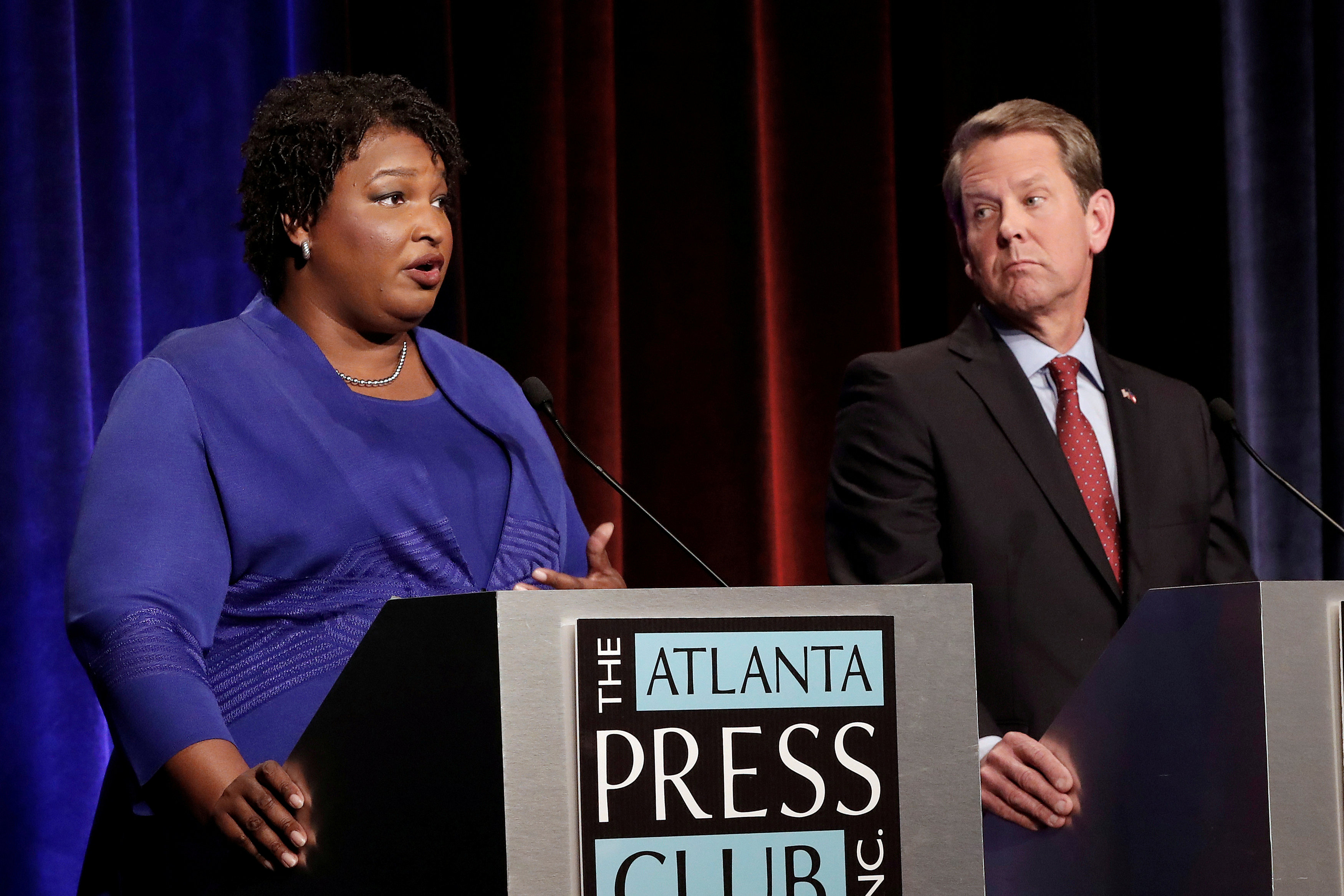 Stacey Abrams a její  protikandidát Brian Kemp