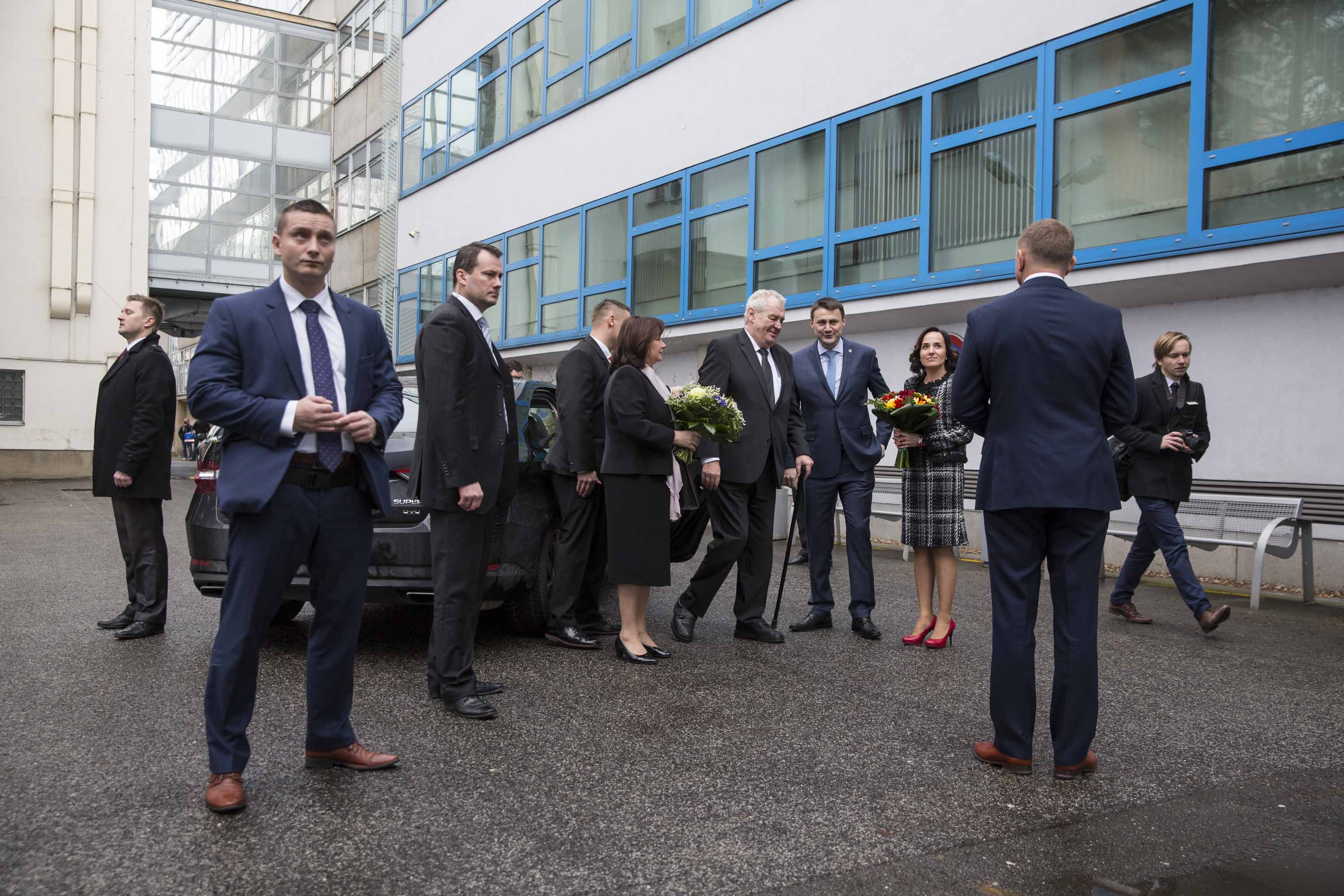 Příjezd prezidentského páru ke Krajskému úřadu Libereckého kraje