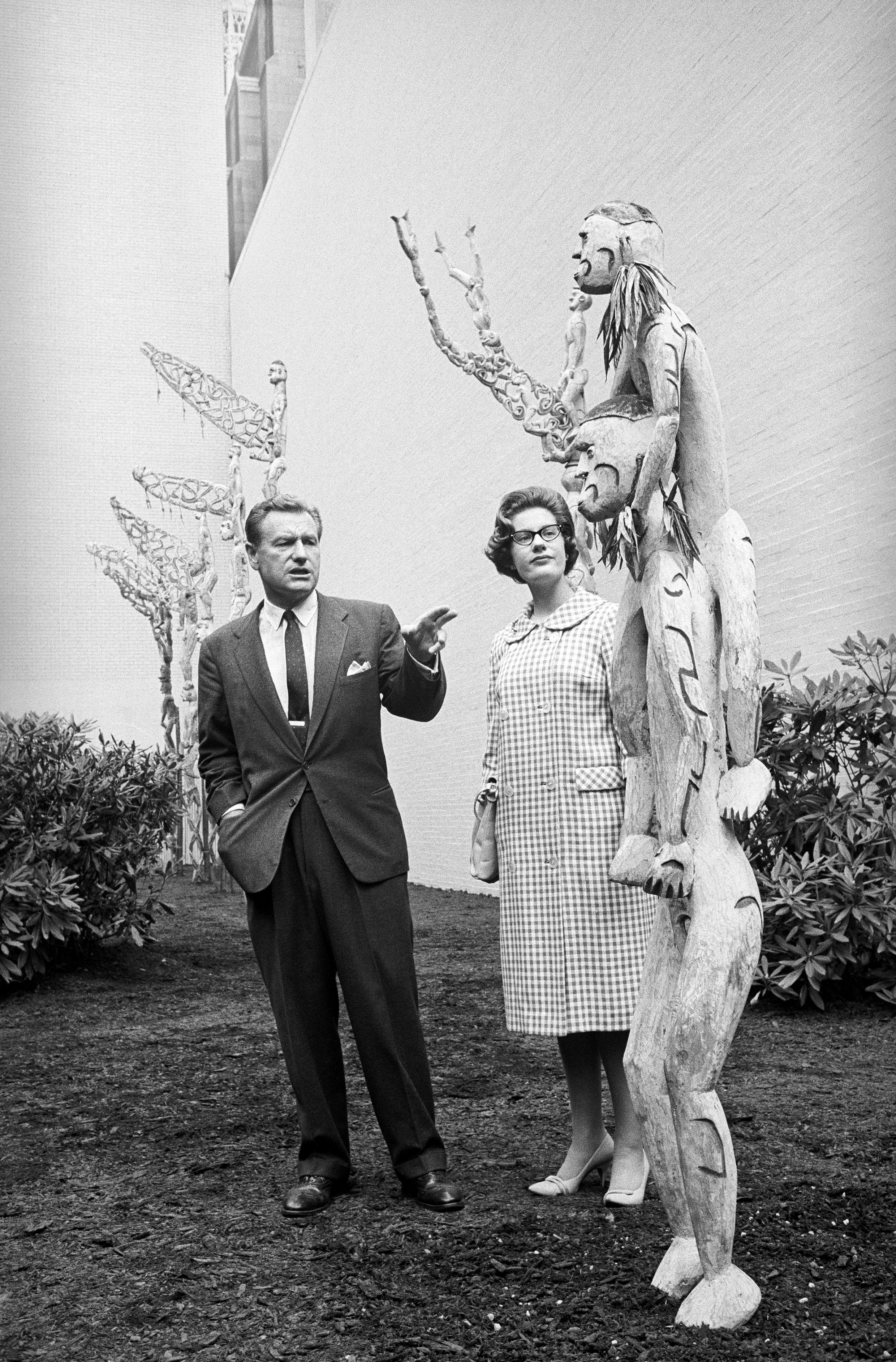 Není to krása? Nelson Rockefeller ukazuje asmatský sloup bisj dceři. (1962)