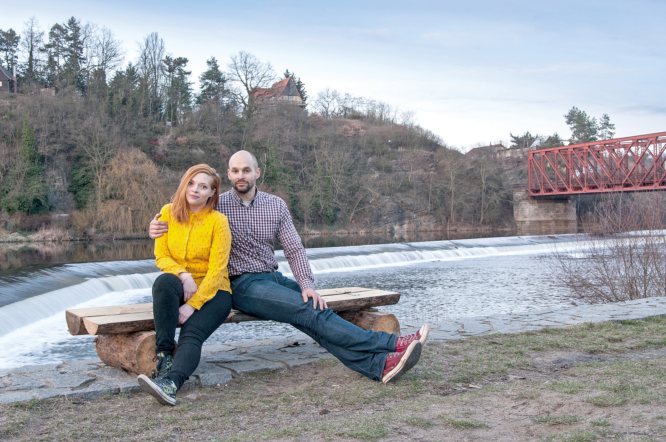 Jen tak, pro radost sousedů. (Zuzana Vrzalová a Blahoš
Matějka na lavičce u mokropského jezu)