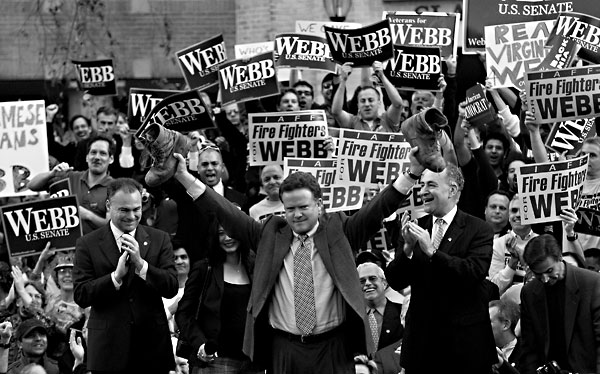 Fotografie: Demokrat, nebo republikán? Najdi pět rozdílů. (Jim Webb z Virginie, jenž demokratům vyhrál Senát.) - Autor: Profimedia.cz, http://www.profimedia.cz