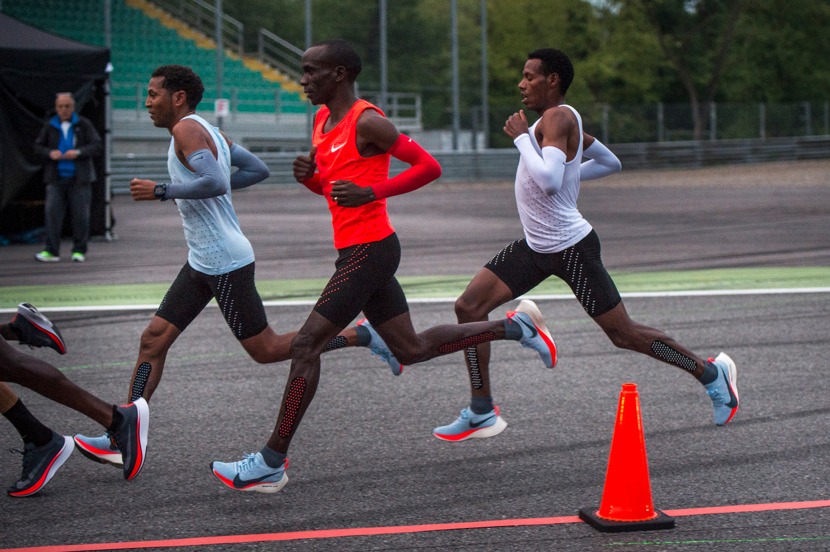 Eliud Kipchoge při nejrychlejším maratonu v botách VaporFly Elites