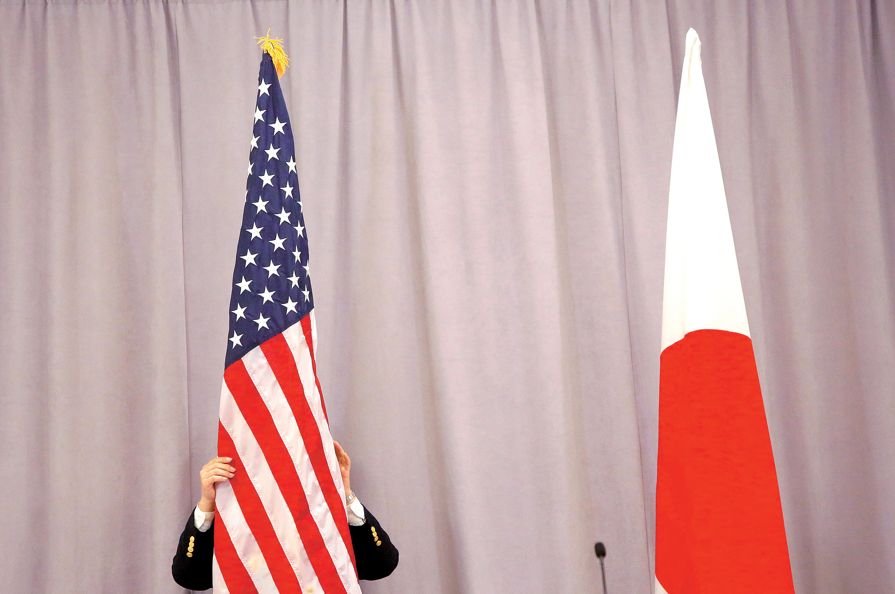 Něco se chystá. Nikdo vám ale neřekne co. (Tisková konference japonského premiéra po setkání s Donaldem Trumpem)