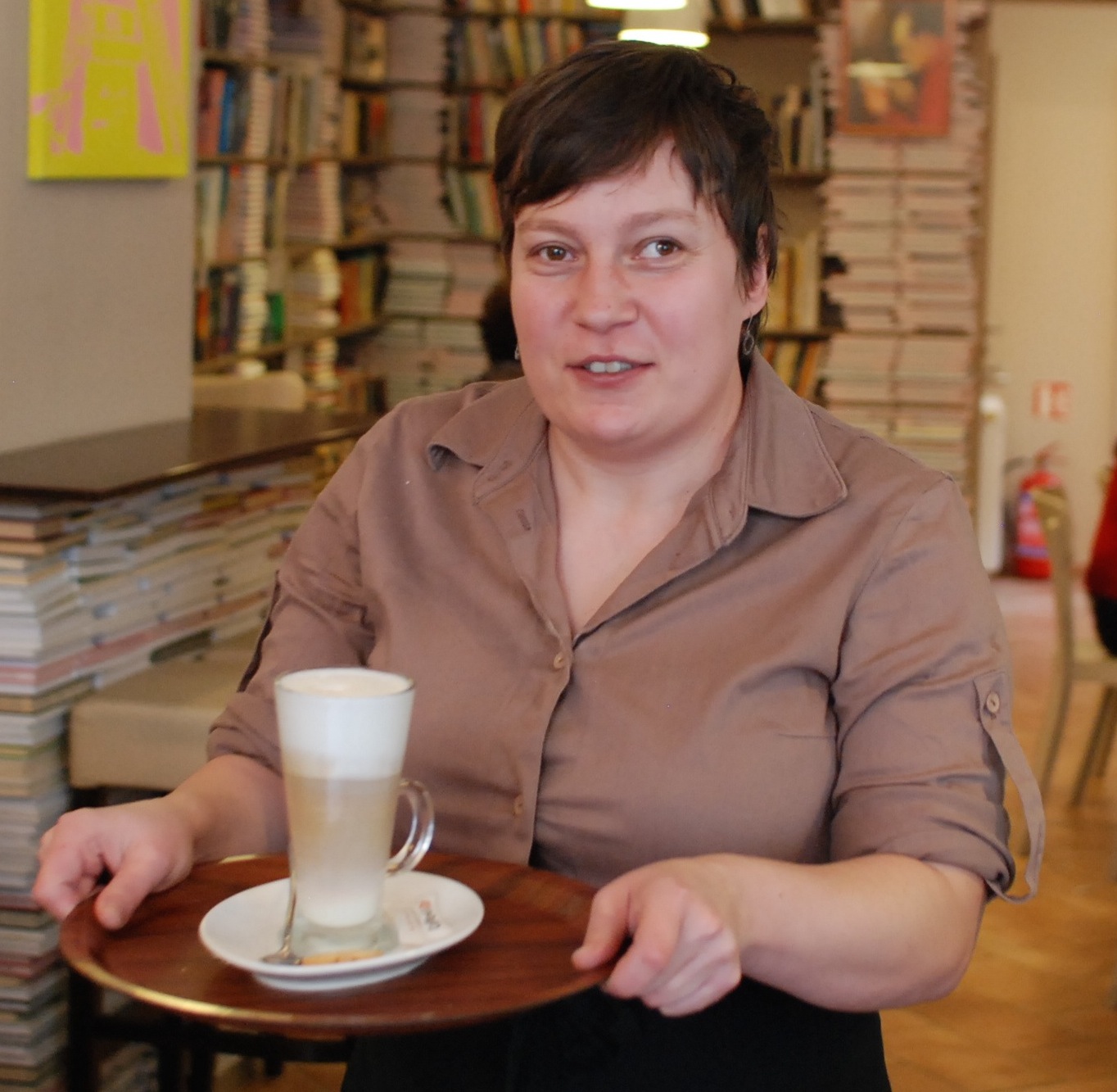 Když barmanka připraví kafe, donesu ho té paní na stůl