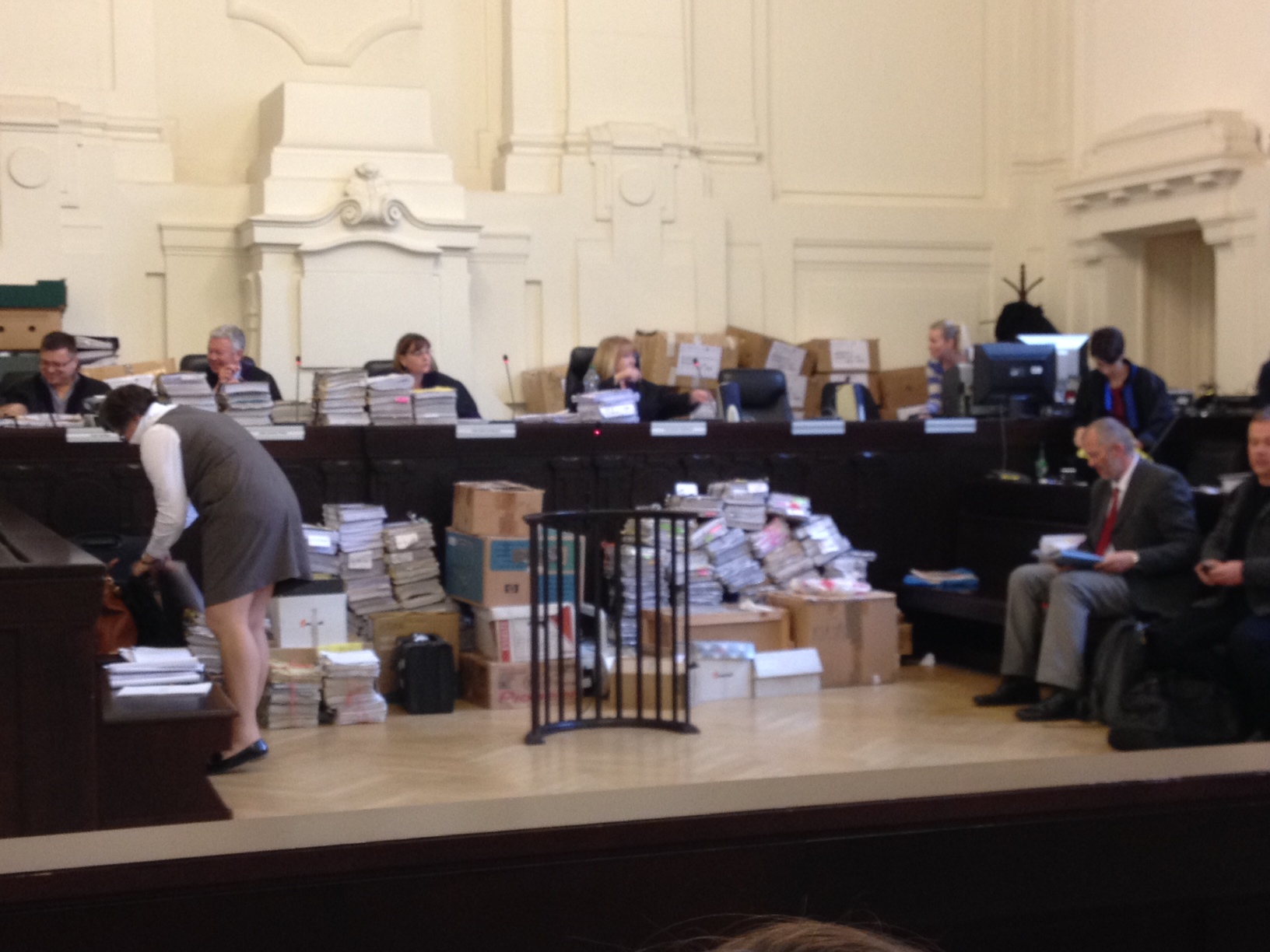 Soudní senát obložený spisovým materiálem v deskách, ale i v celkem 180 krabicích od banánů