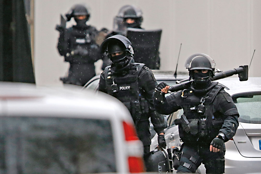Francouzští policisté nasazení na dopadení pachatelů útoku na redakci Charlie Hebdo. (Paříž, 8. leden)